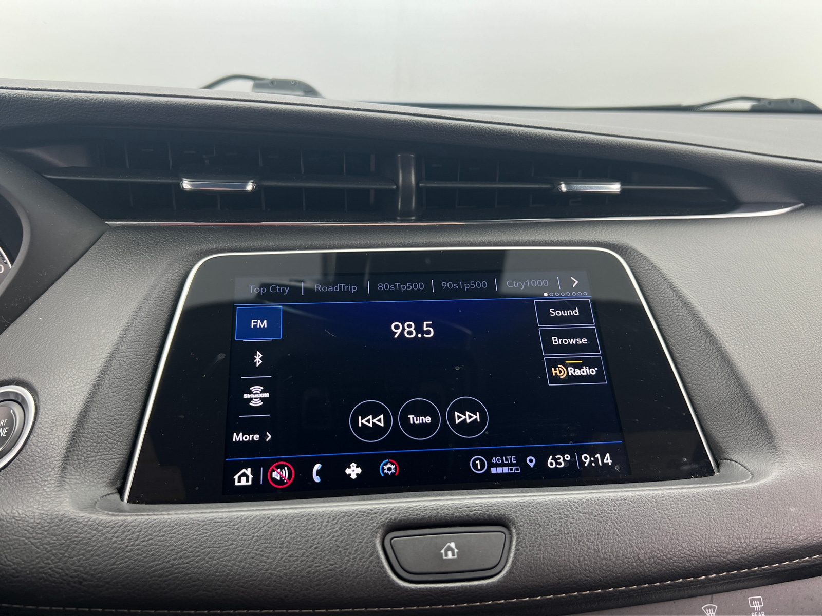 Thumbnail: 2023 Cadillac XT4 - 3