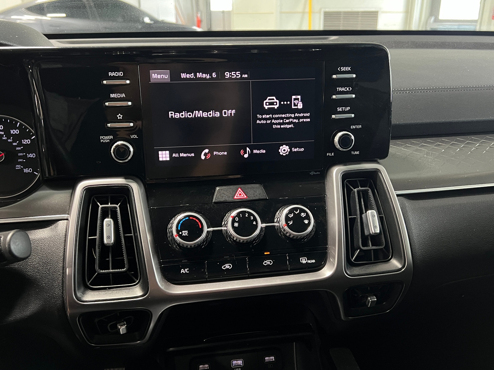 Thumbnail: 2023 Kia Sorento - 4