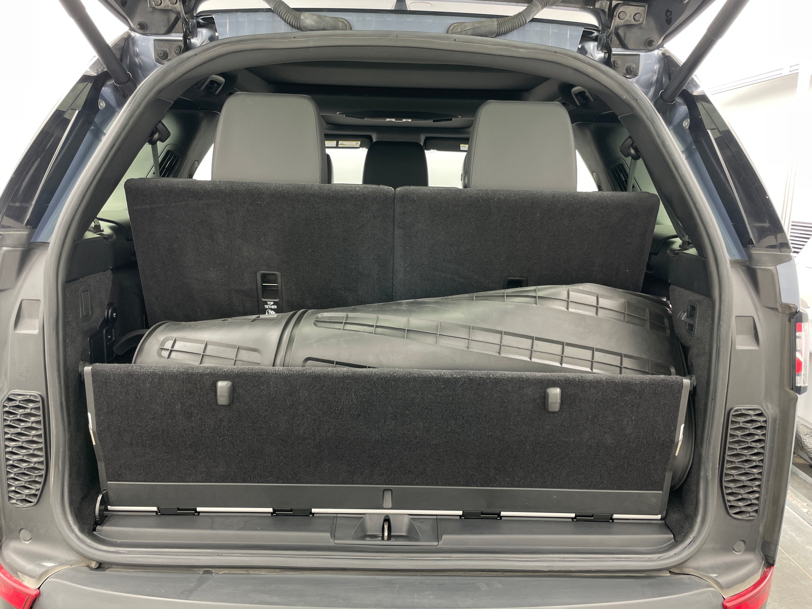 Thumbnail: 2019 Land Rover Discovery - 6