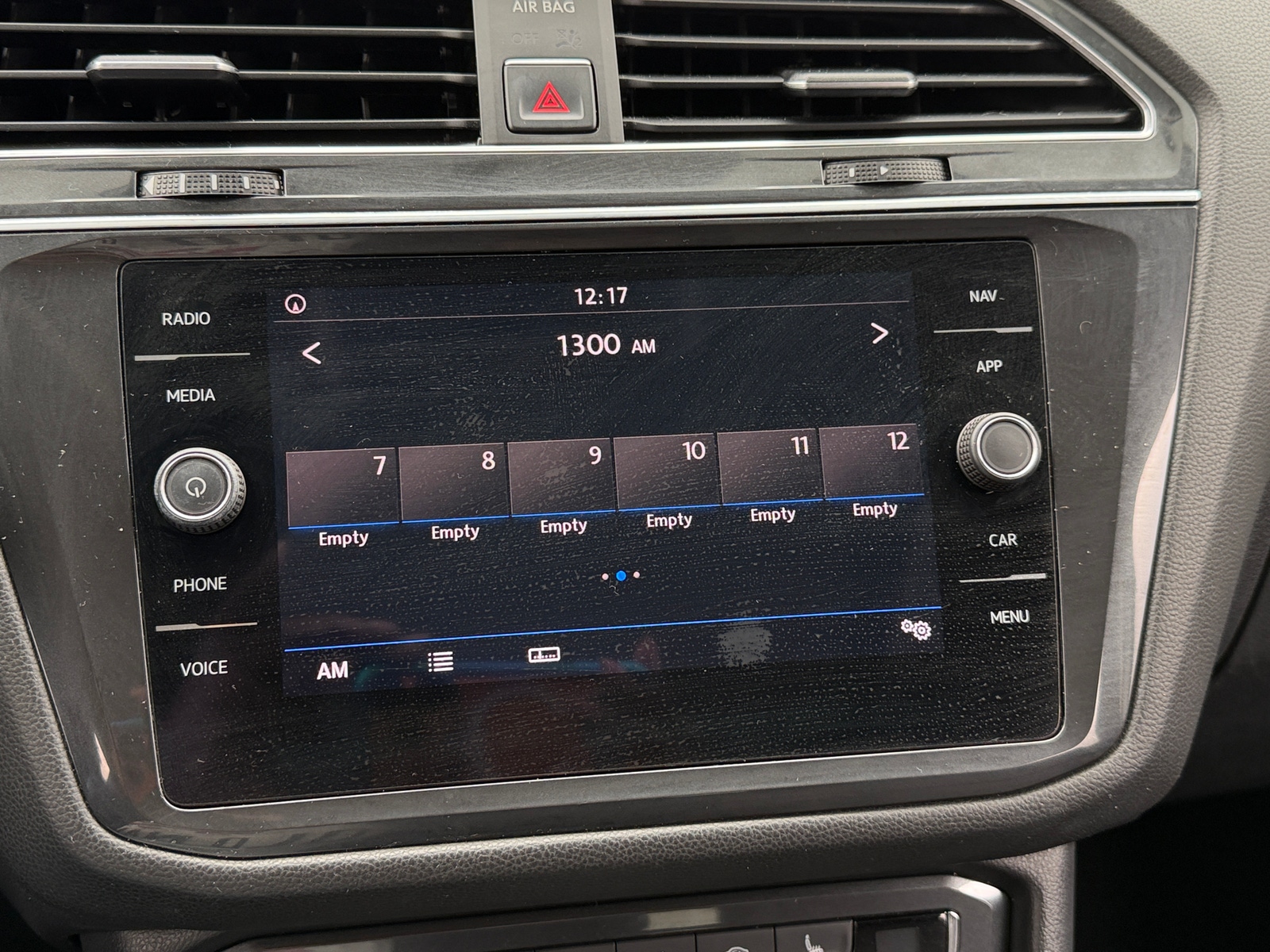 Thumbnail: 2018 Volkswagen Tiguan - 3