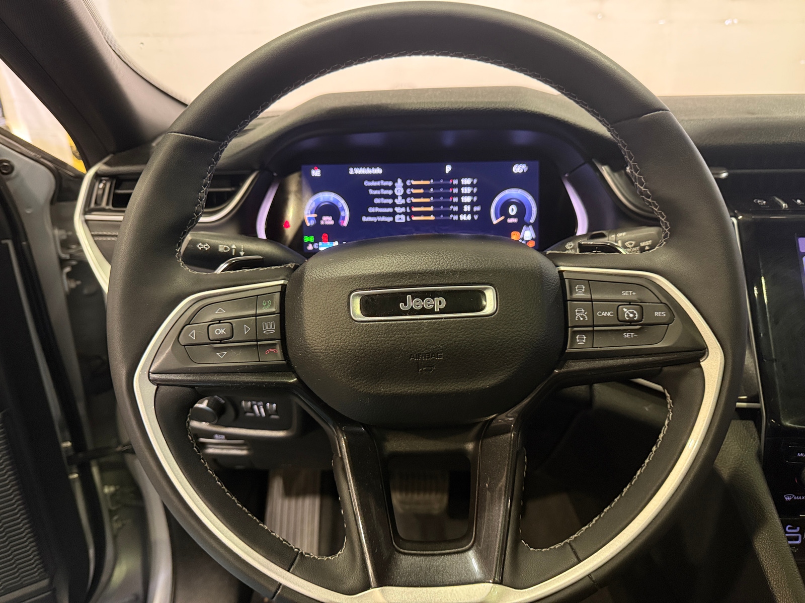 Thumbnail: 2023 Jeep Grand Cherokee L - 4
