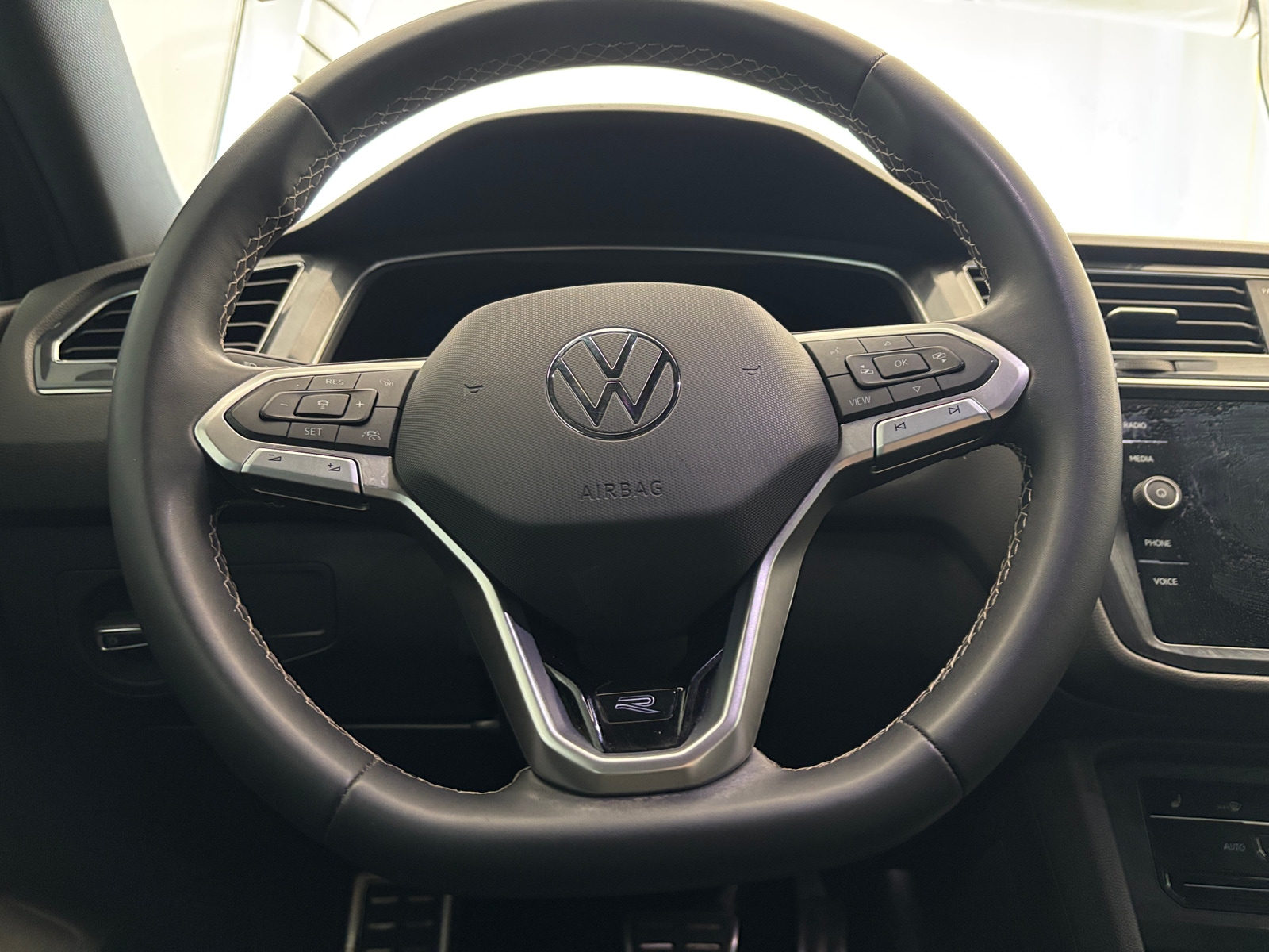 Thumbnail: 2023 Volkswagen Tiguan - 4