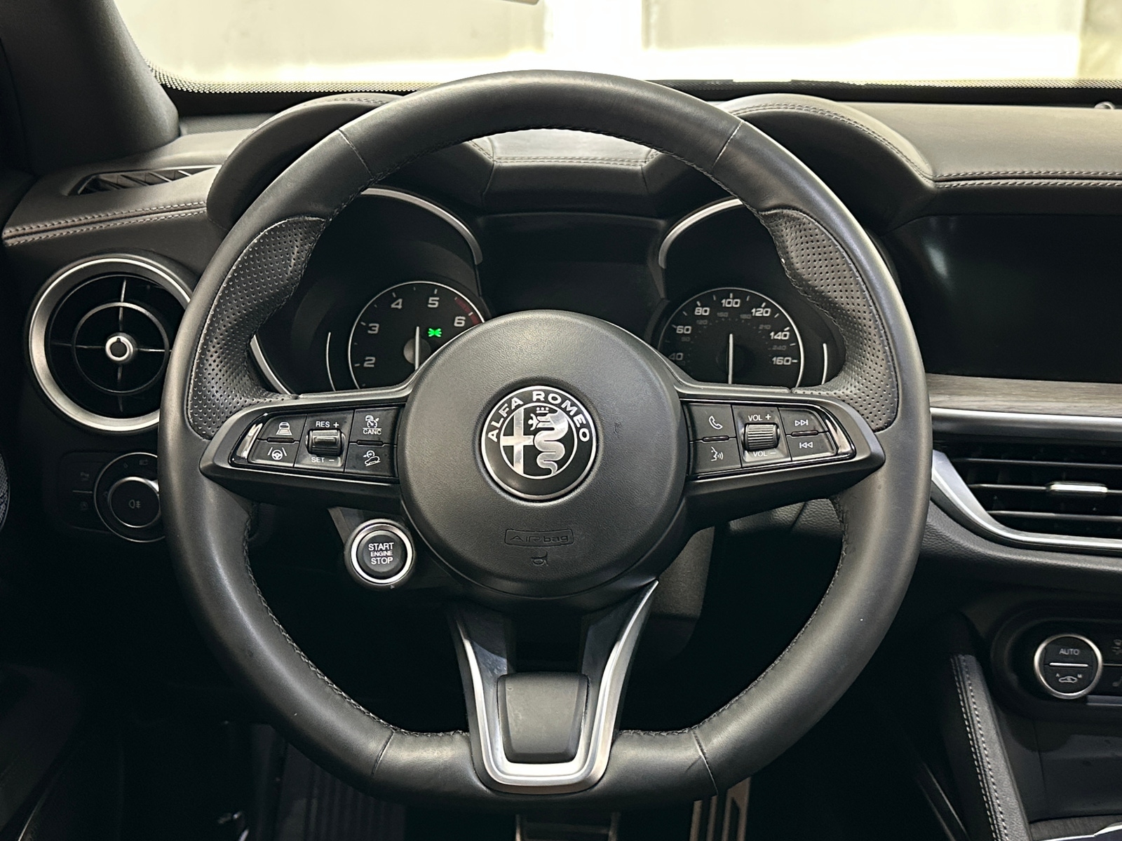 Thumbnail: 2022 Alfa Romeo Stelvio - 4