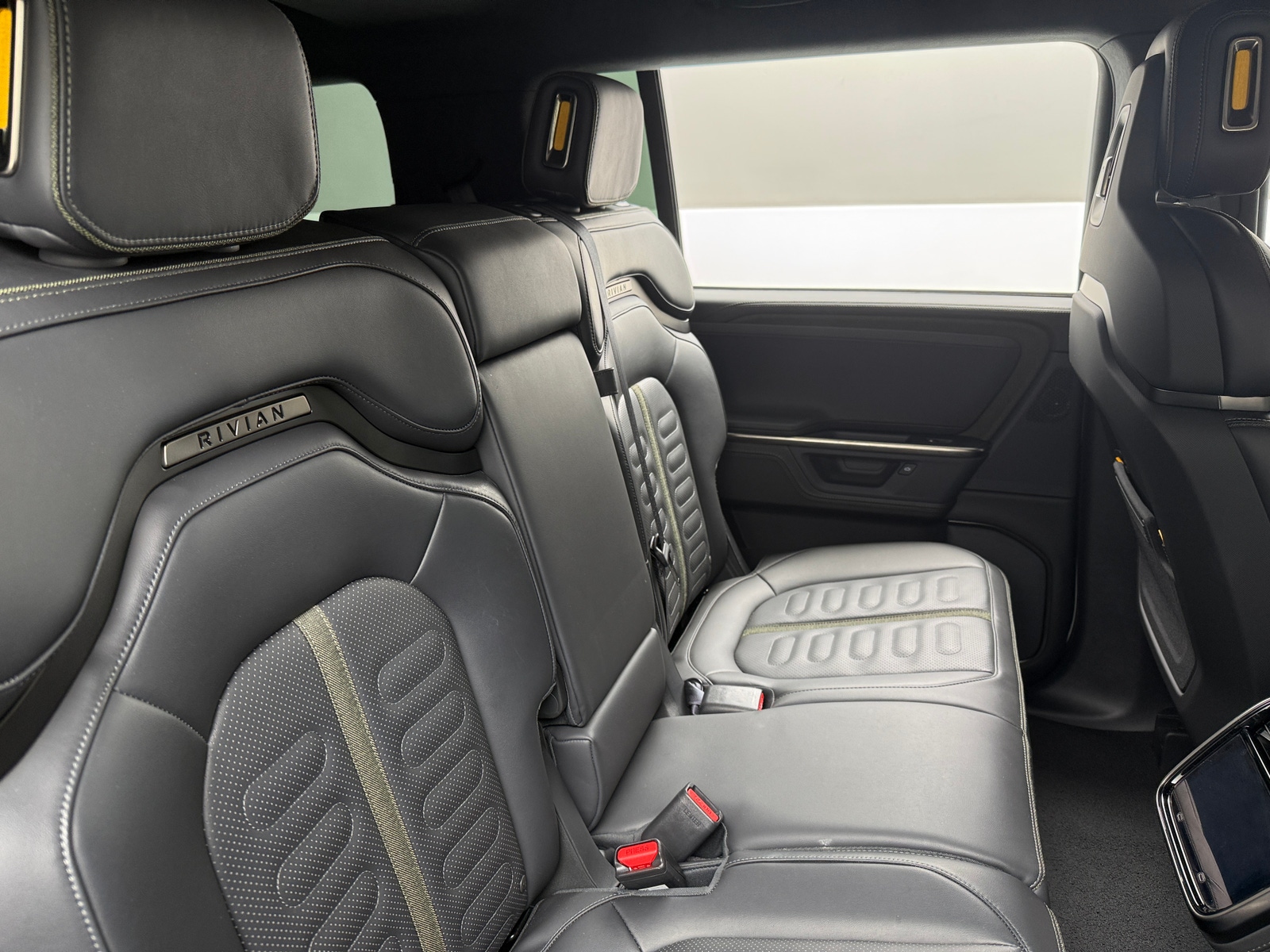 Thumbnail: 2025 Rivian R1S - 5
