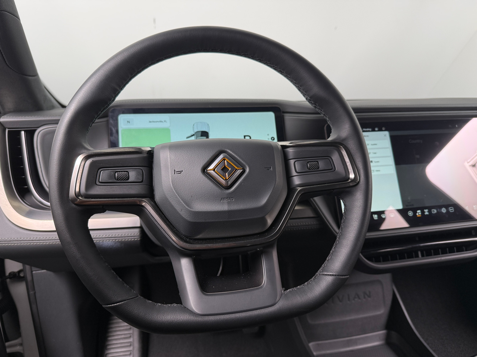 Thumbnail: 2025 Rivian R1S - 4