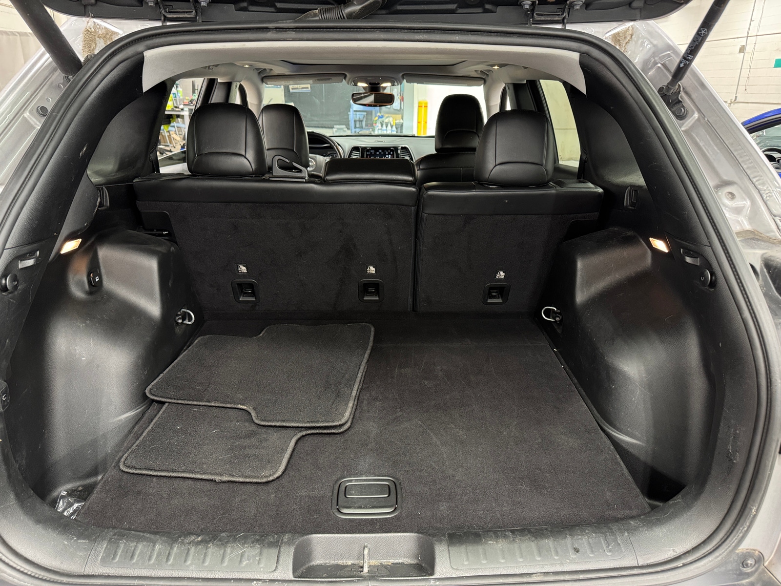 Thumbnail: 2019 Jeep Cherokee - 6