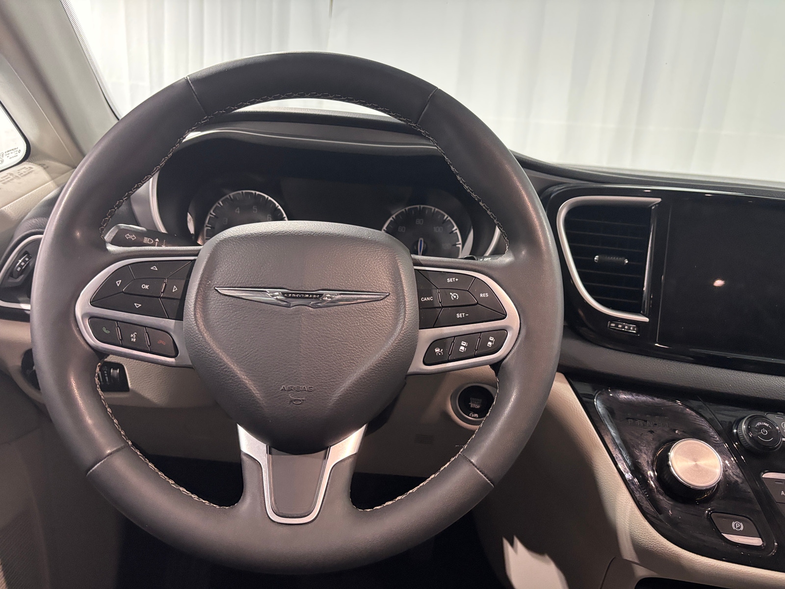 Thumbnail: 2023 Chrysler Pacifica - 4