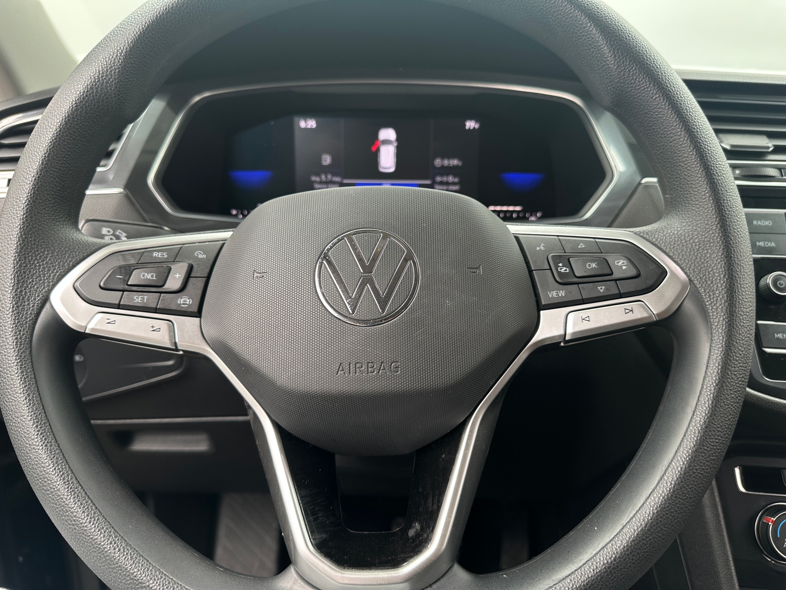 Thumbnail: 2022 Volkswagen Tiguan - 5