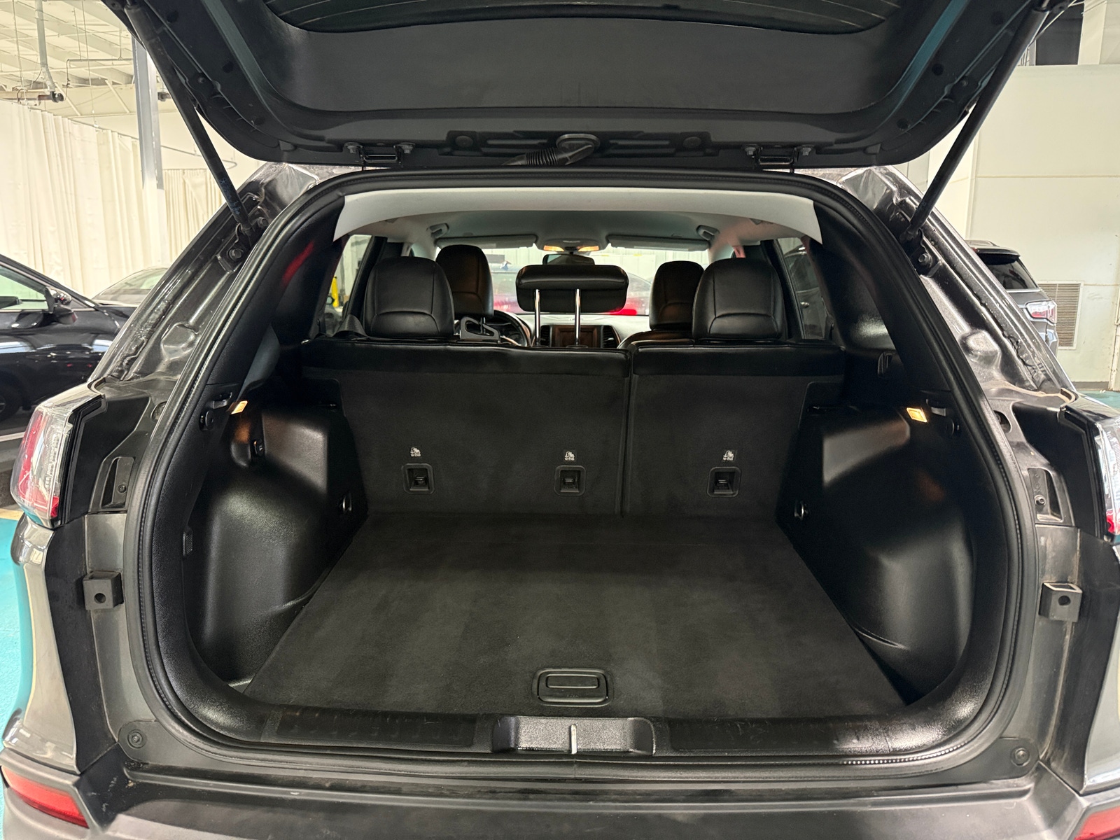 Thumbnail: 2019 Jeep Cherokee - 7