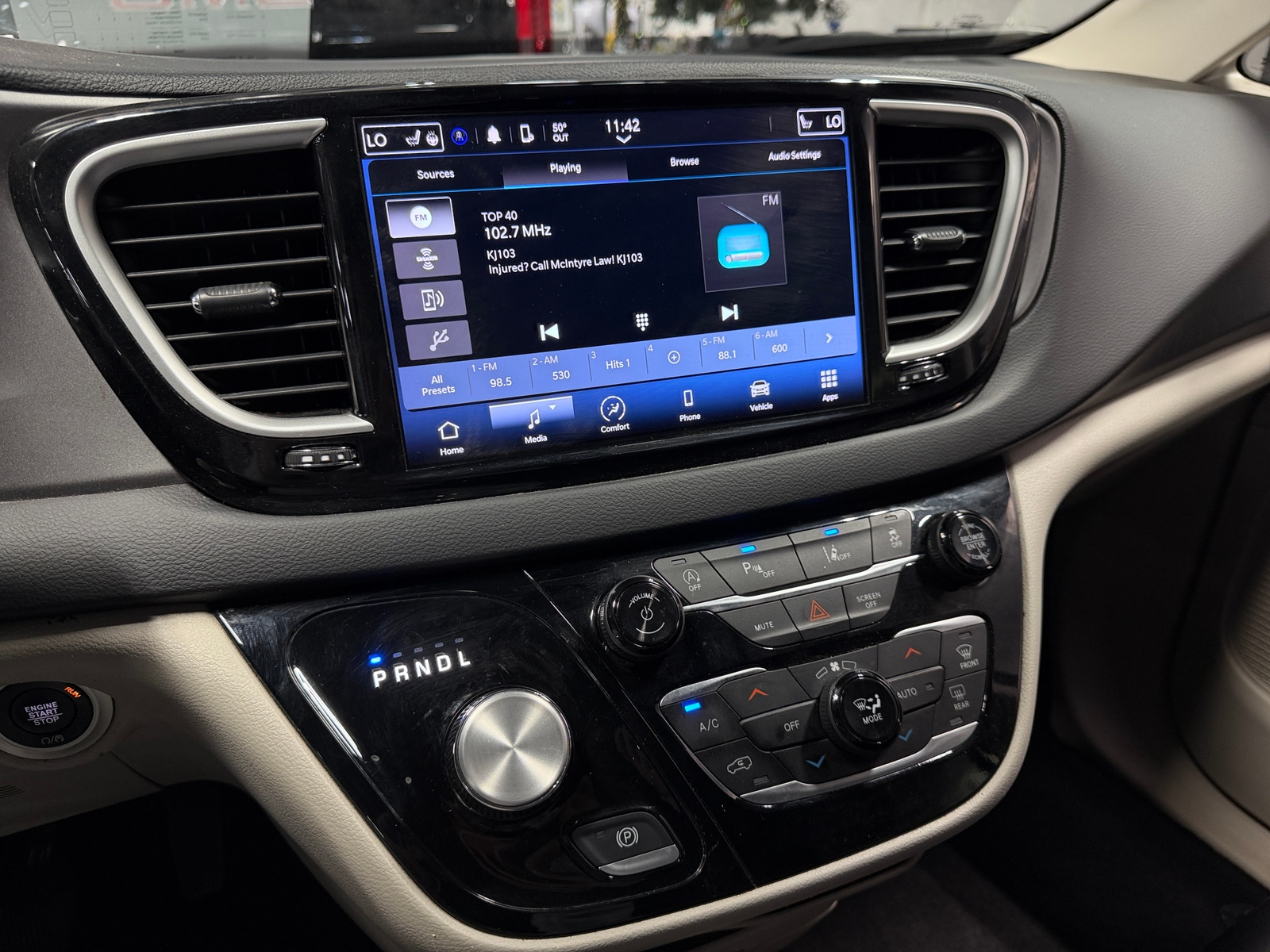 Thumbnail: 2023 Chrysler Pacifica - 3