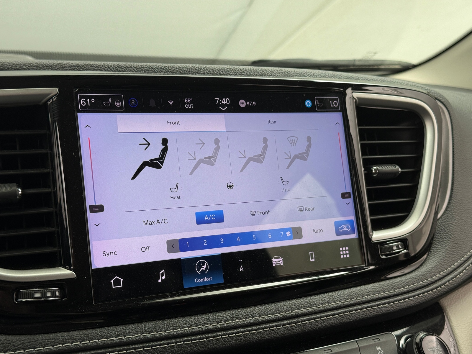 Thumbnail: 2024 Chrysler Pacifica - 3