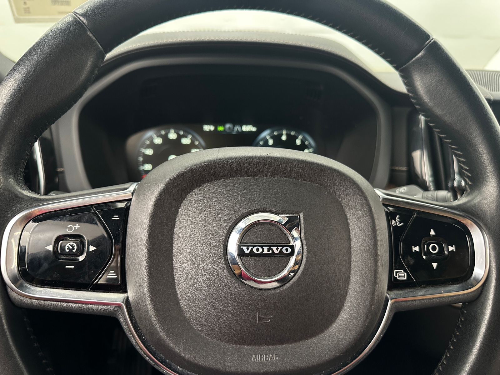 Thumbnail: 2019 Volvo XC60 - 4