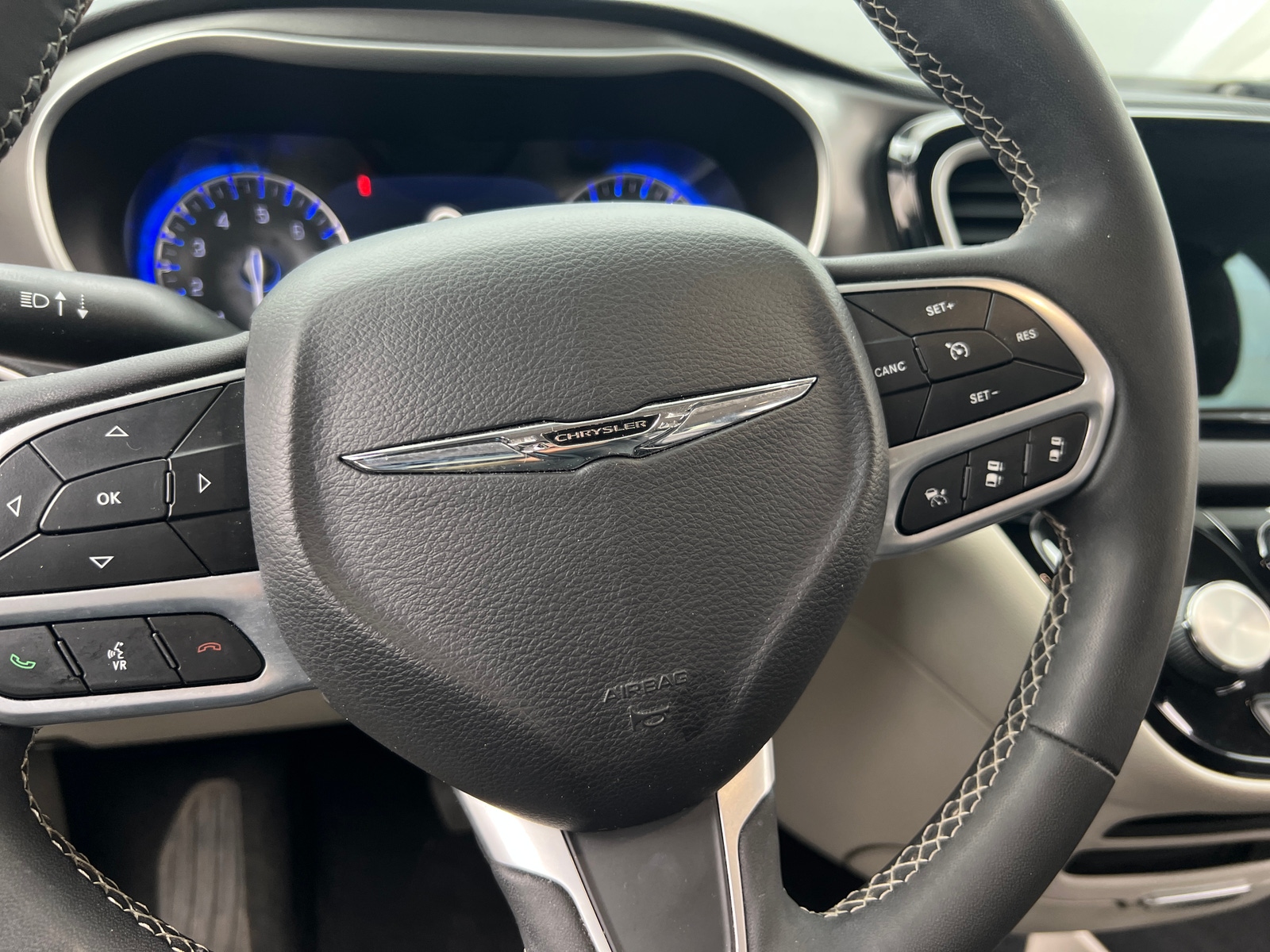 Thumbnail: 2022 Chrysler Pacifica - 4