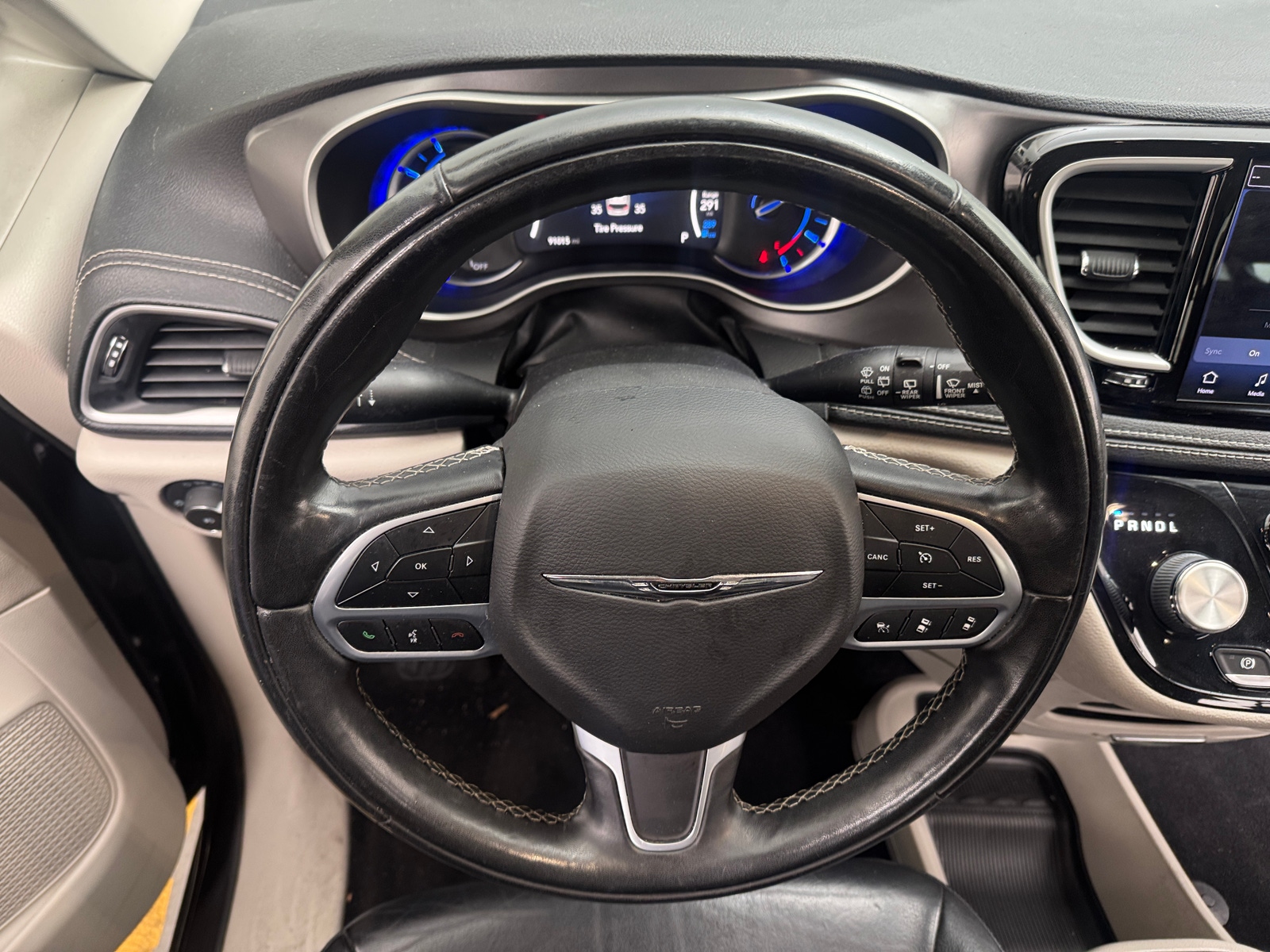 Thumbnail: 2022 Chrysler Pacifica - 4