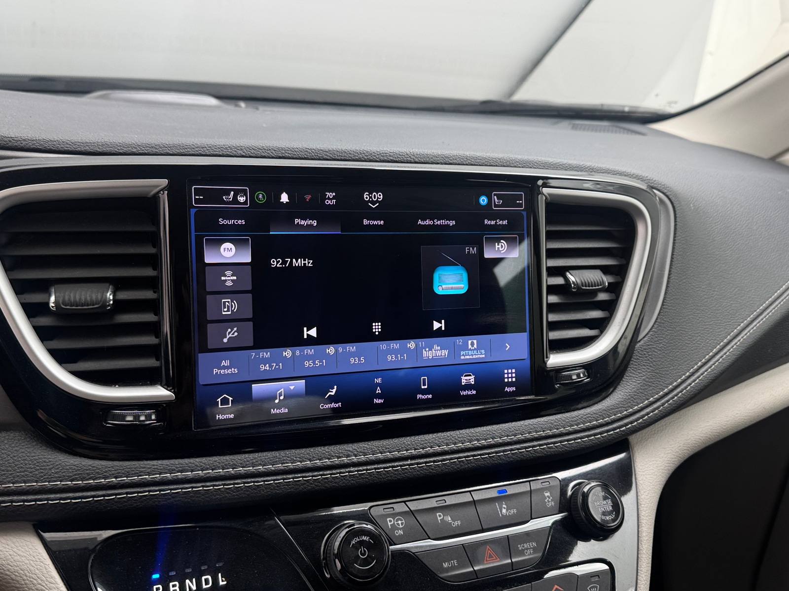 Thumbnail: 2022 Chrysler Pacifica - 3