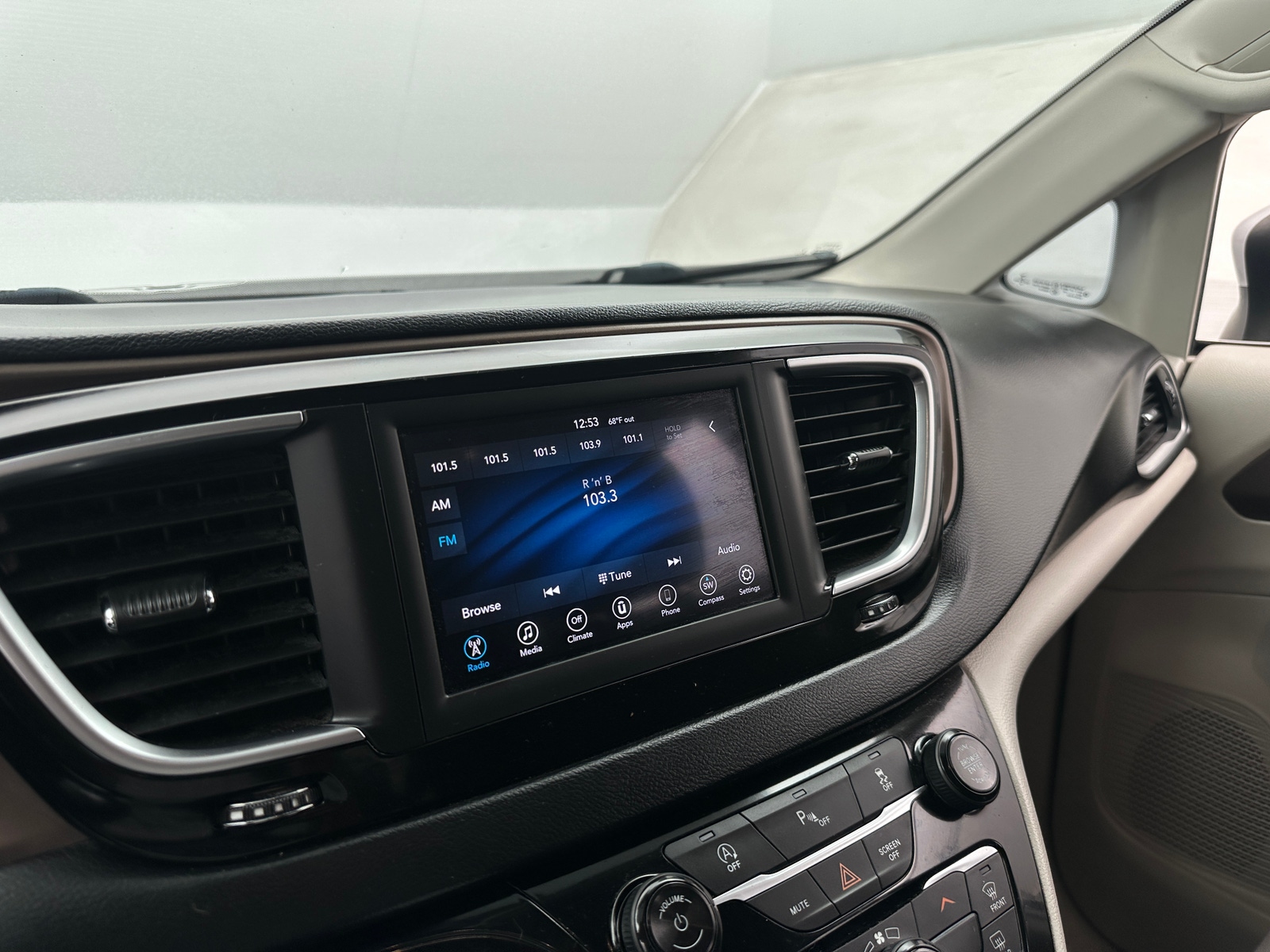 Thumbnail: 2019 Chrysler Pacifica - 4
