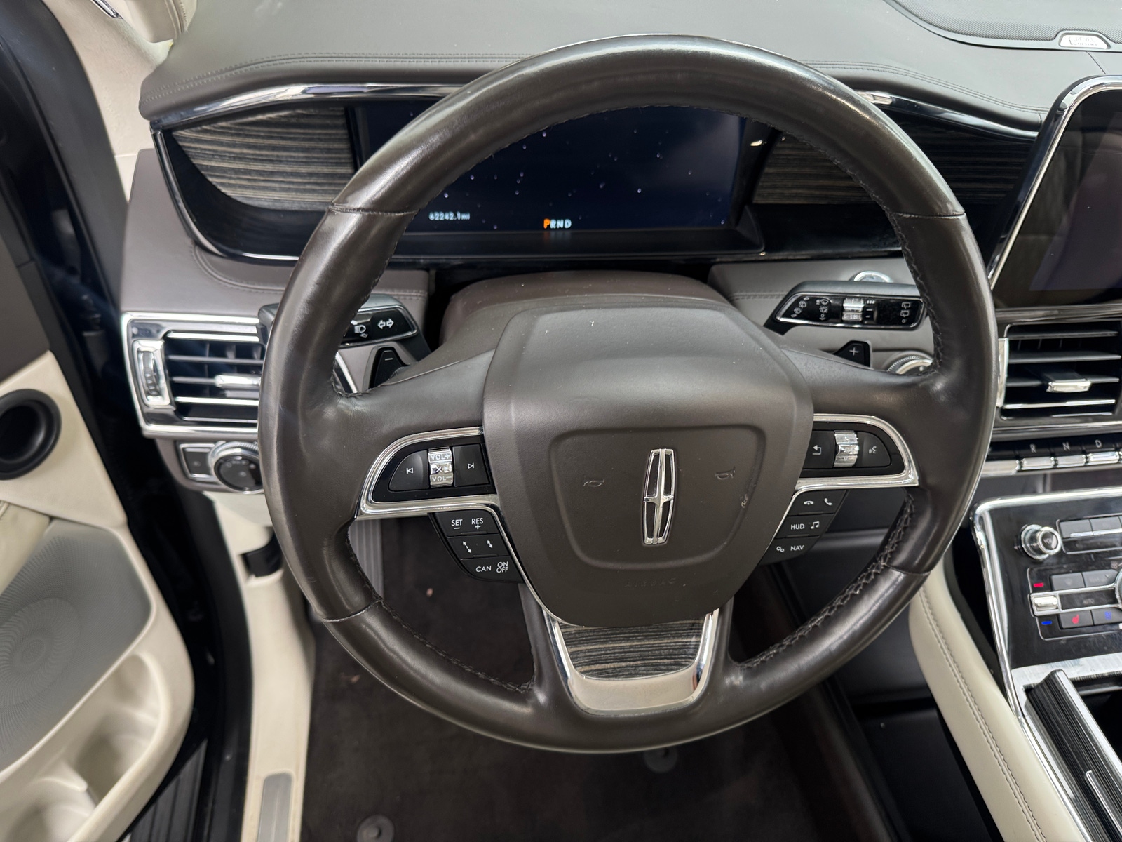 Thumbnail: 2021 Lincoln Navigator L - 4