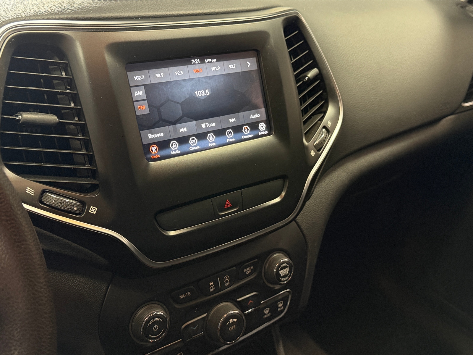 Thumbnail: 2019 Jeep Cherokee - 4