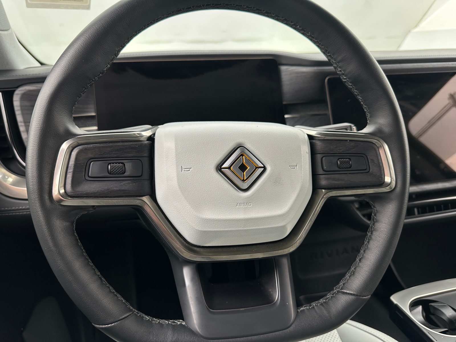 Thumbnail: 2025 Rivian R1S - 4