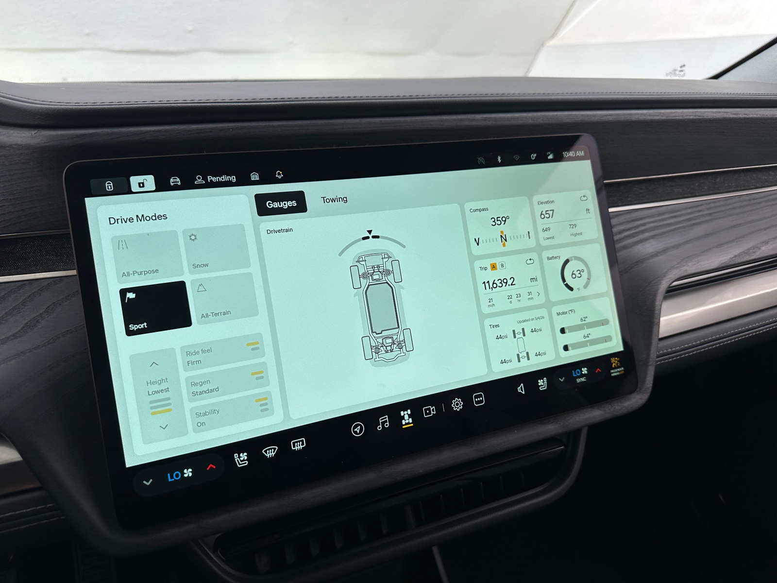 Thumbnail: 2025 Rivian R1S - 3