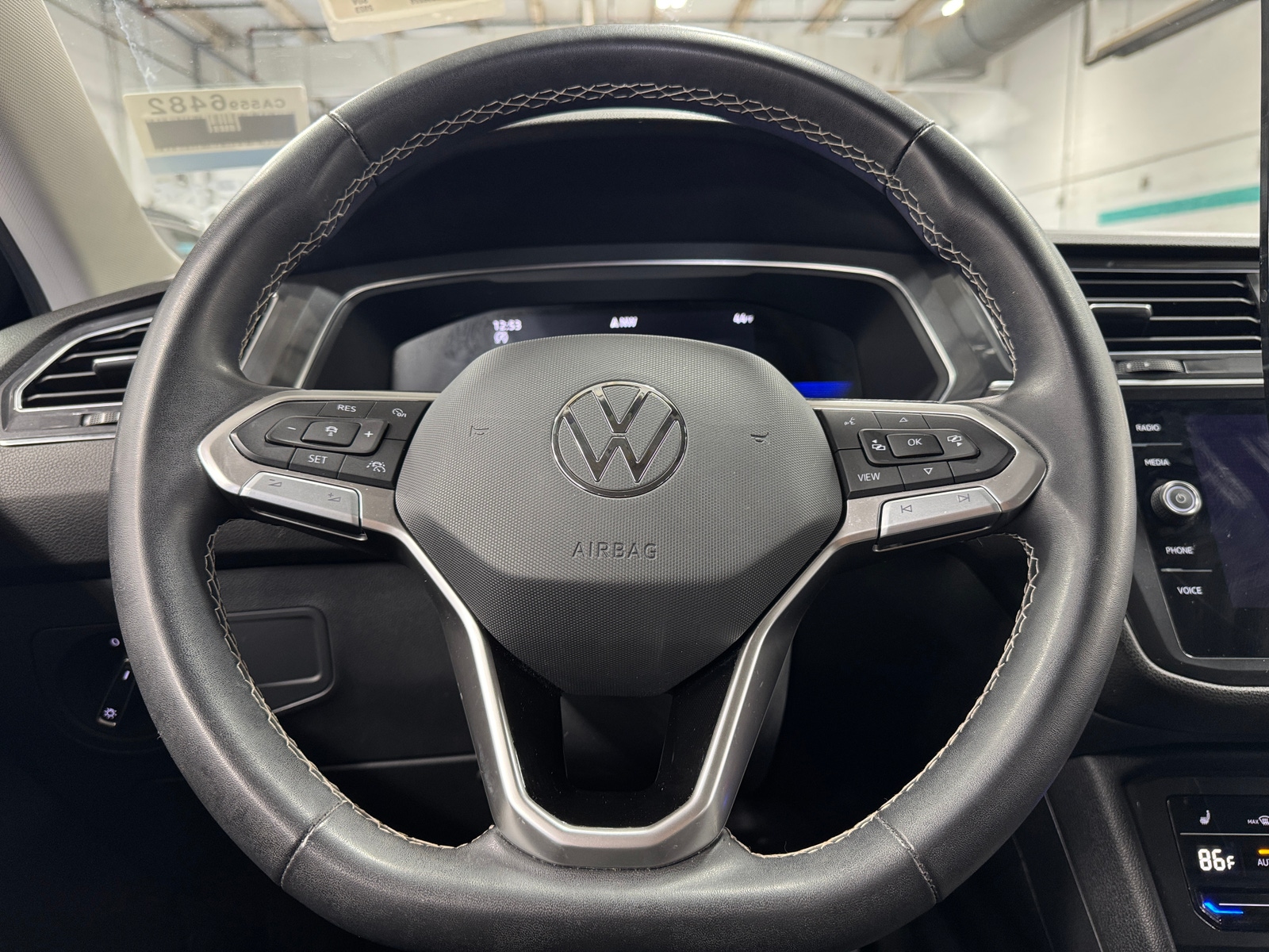 Thumbnail: 2023 Volkswagen Tiguan - 4