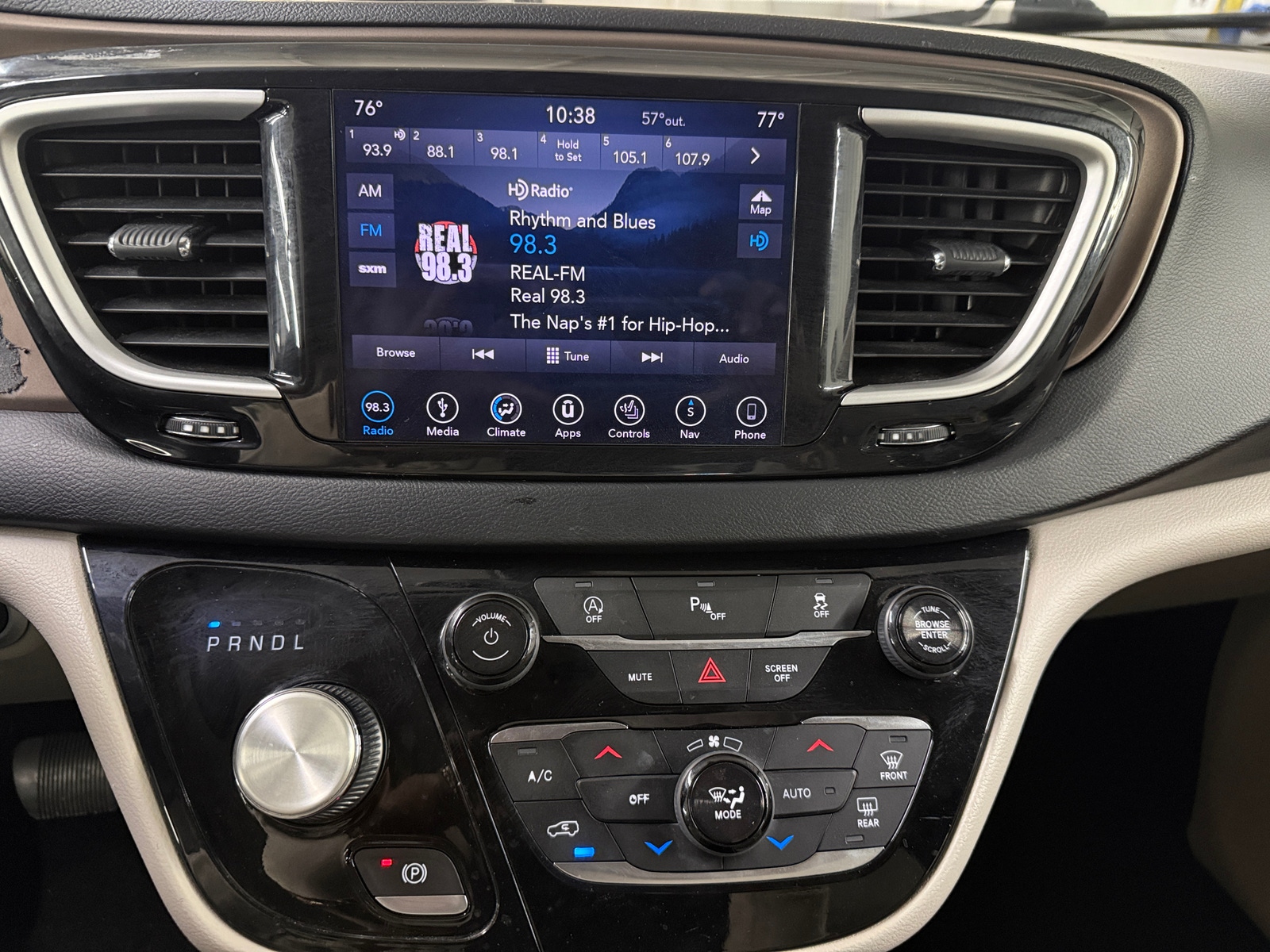 Thumbnail: 2018 Chrysler Pacifica - 3