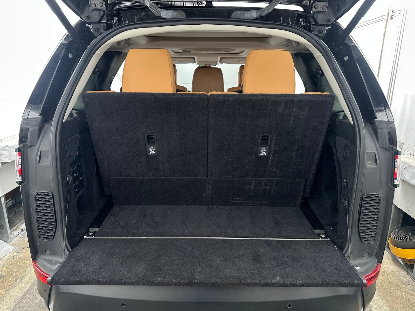 Thumbnail: 2018 Land Rover Discovery - 6