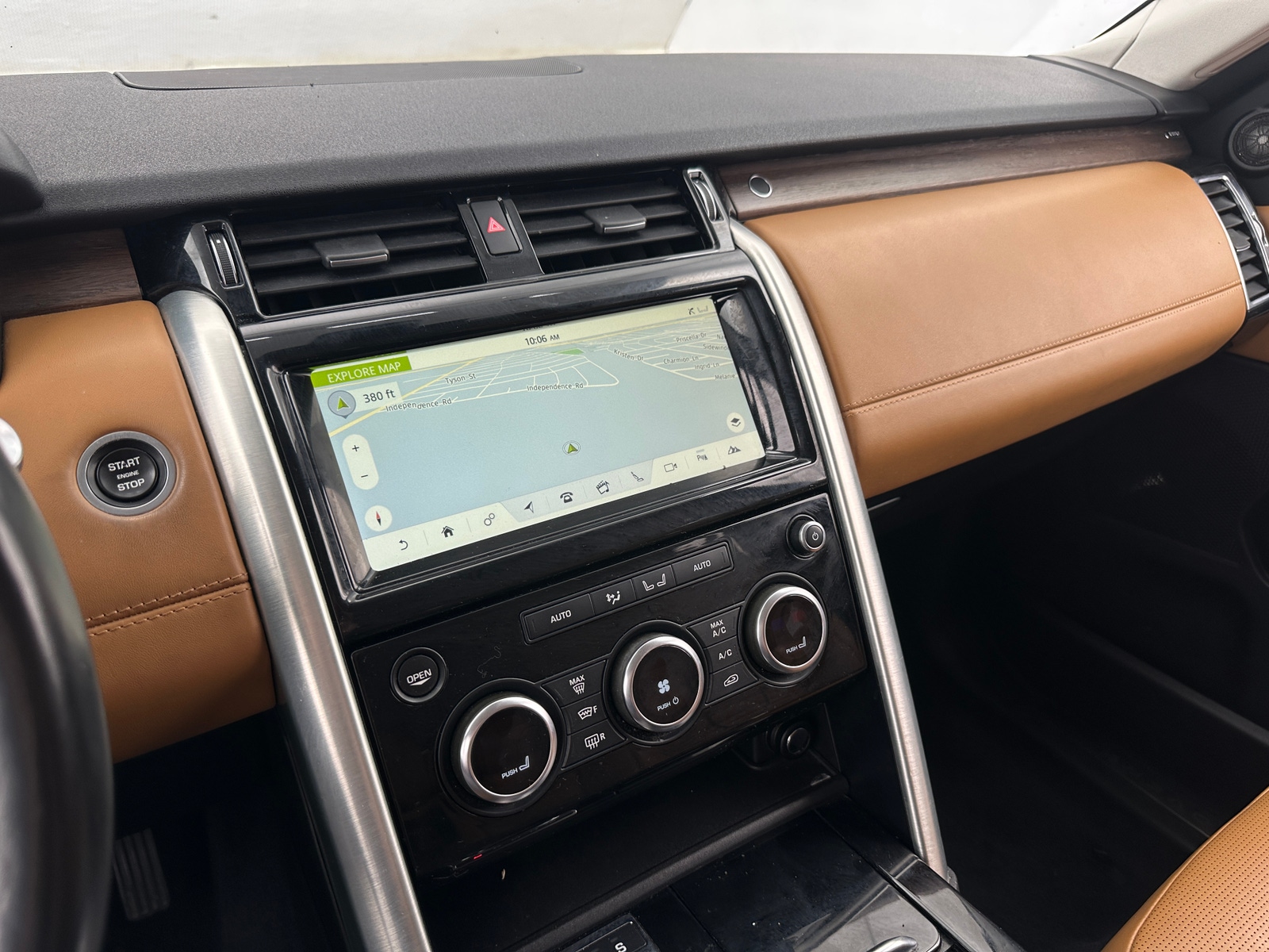 Thumbnail: 2018 Land Rover Discovery - 3