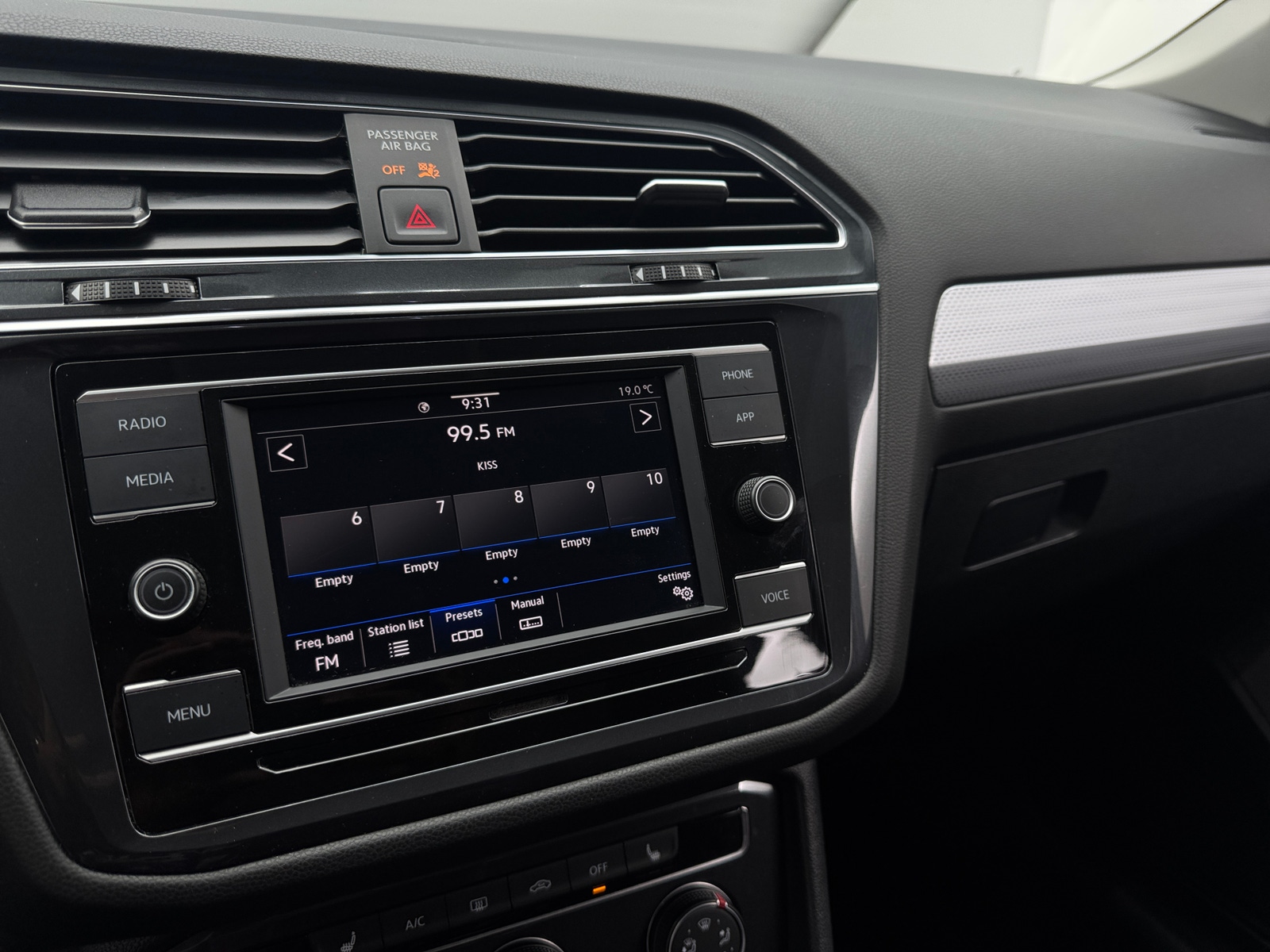 Thumbnail: 2023 Volkswagen Tiguan - 4