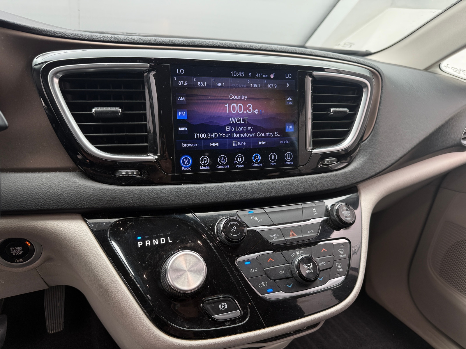 Thumbnail: 2017 Chrysler Pacifica - 3
