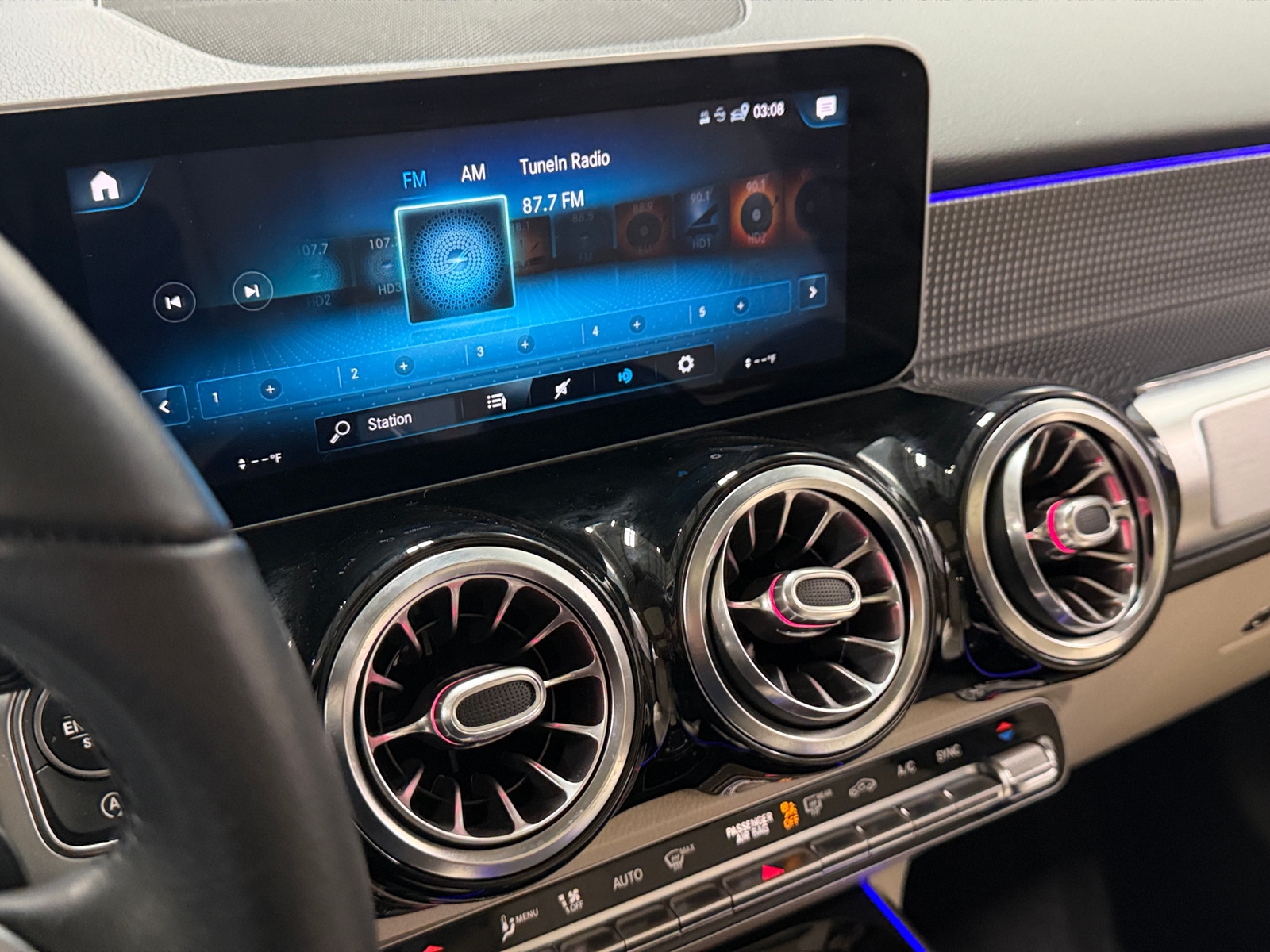 Thumbnail: 2021 Mercedes-Benz GLB - 3