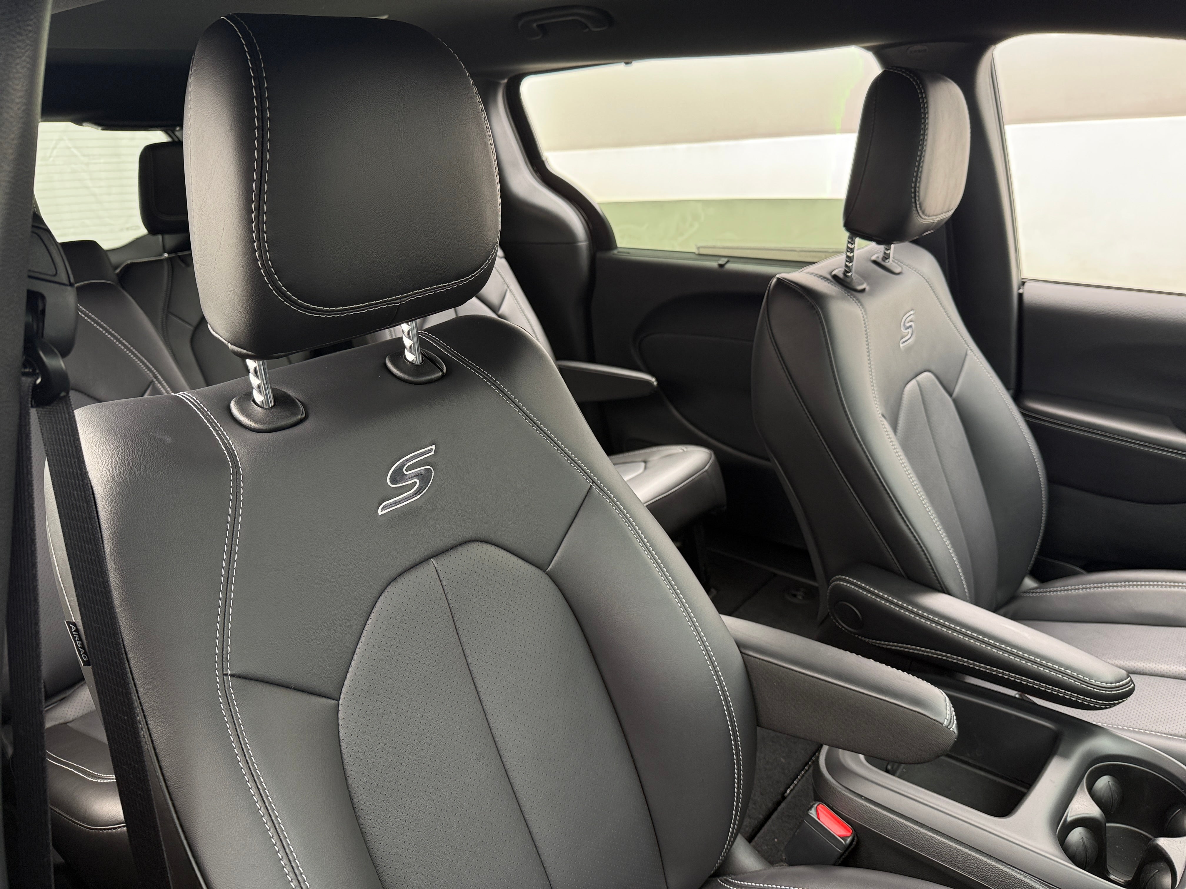 2026 Chrysler Pacifica Select's photo