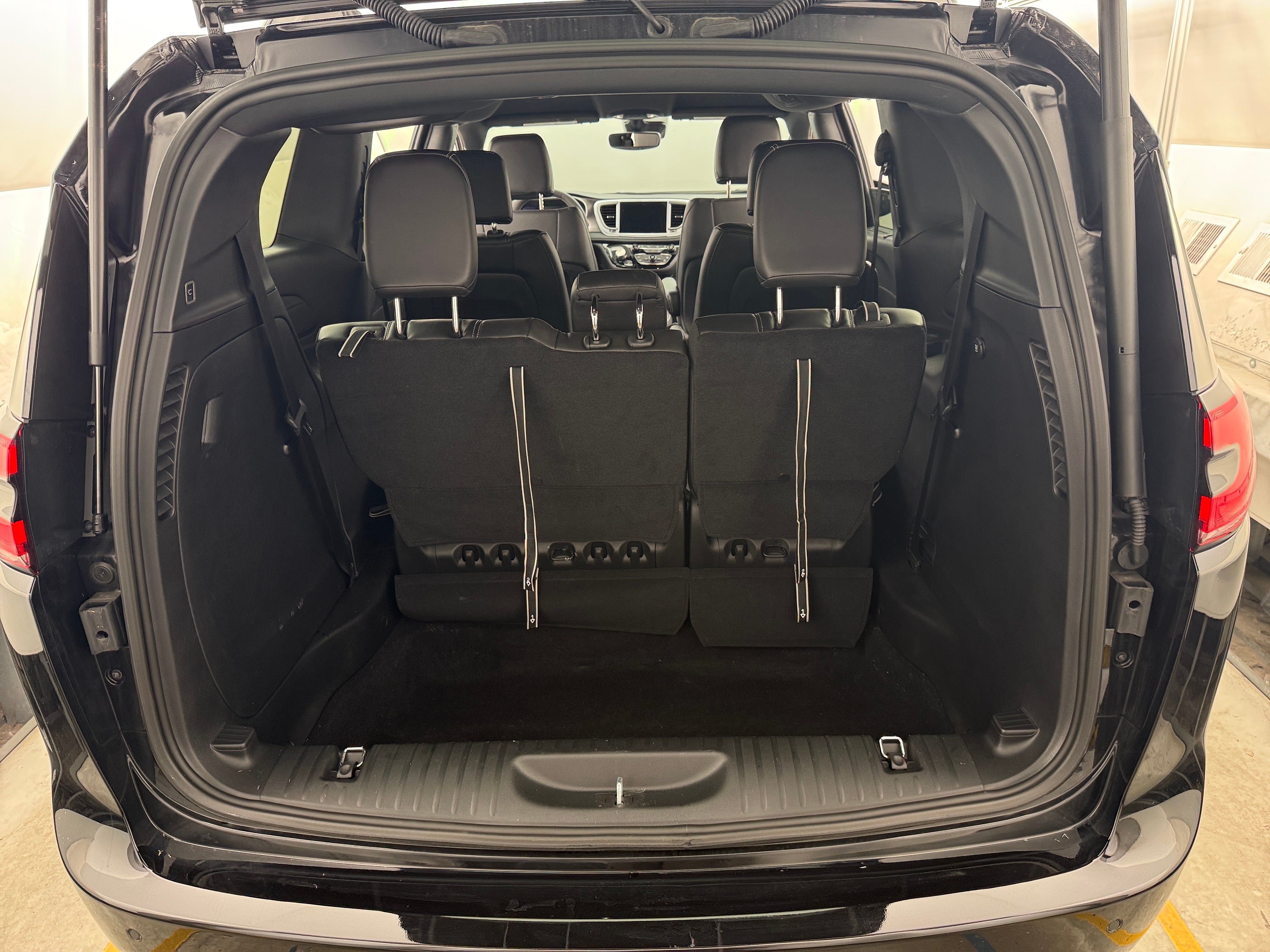 2026 Chrysler Pacifica Select's photo