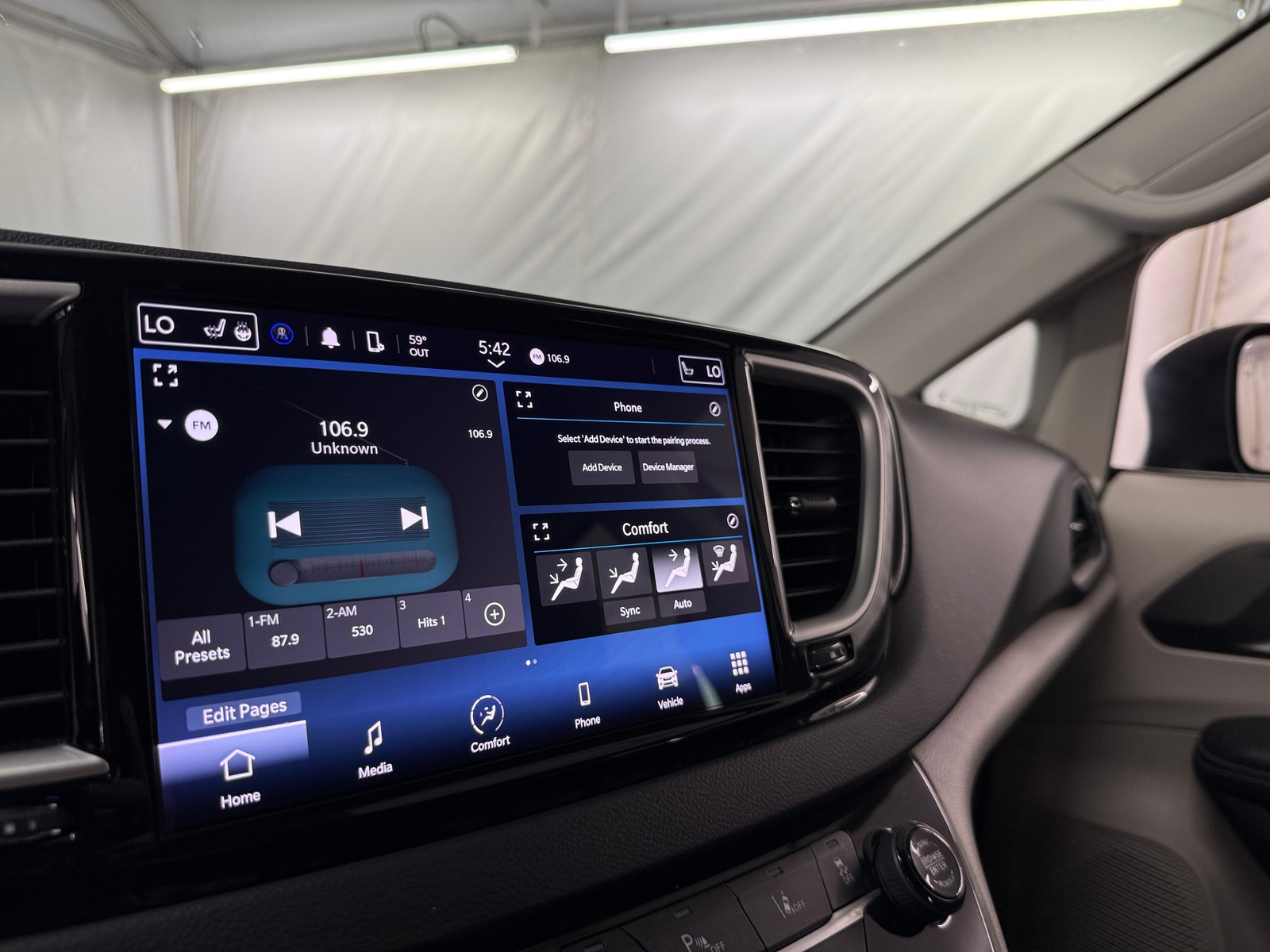 Thumbnail: 2023 Chrysler Pacifica - 3