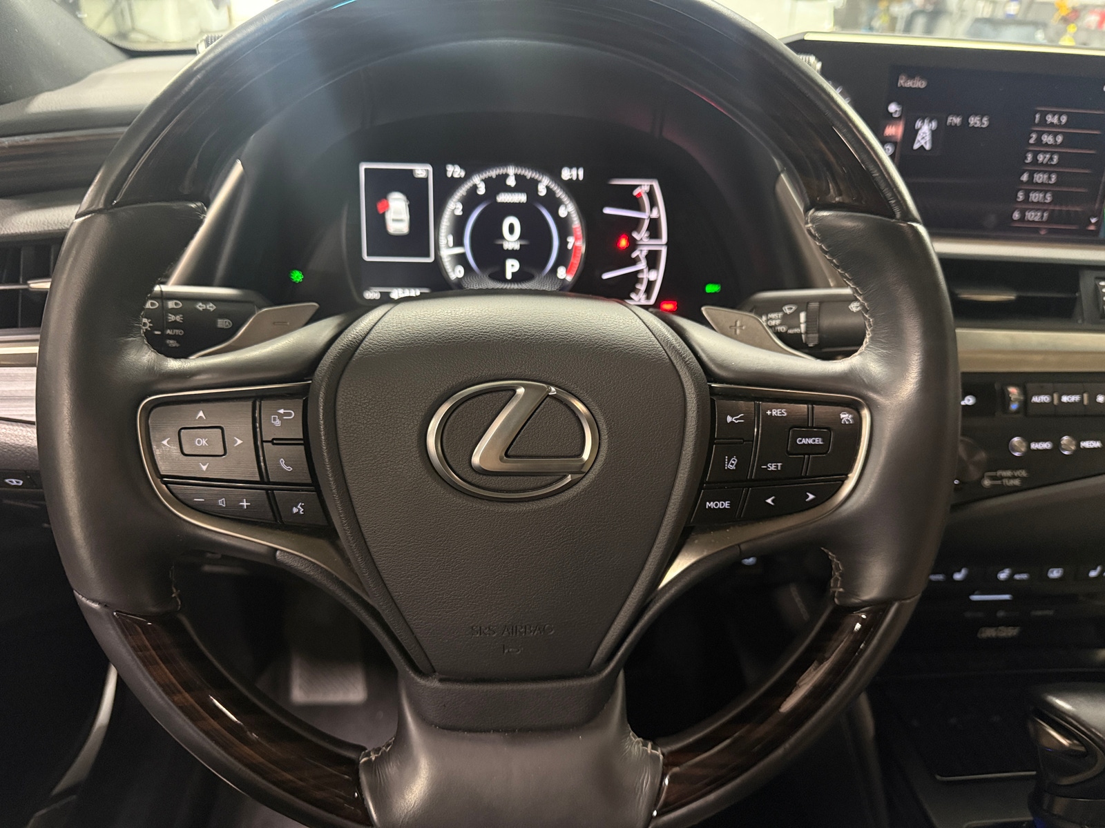 Thumbnail: 2020 Lexus ES - 4