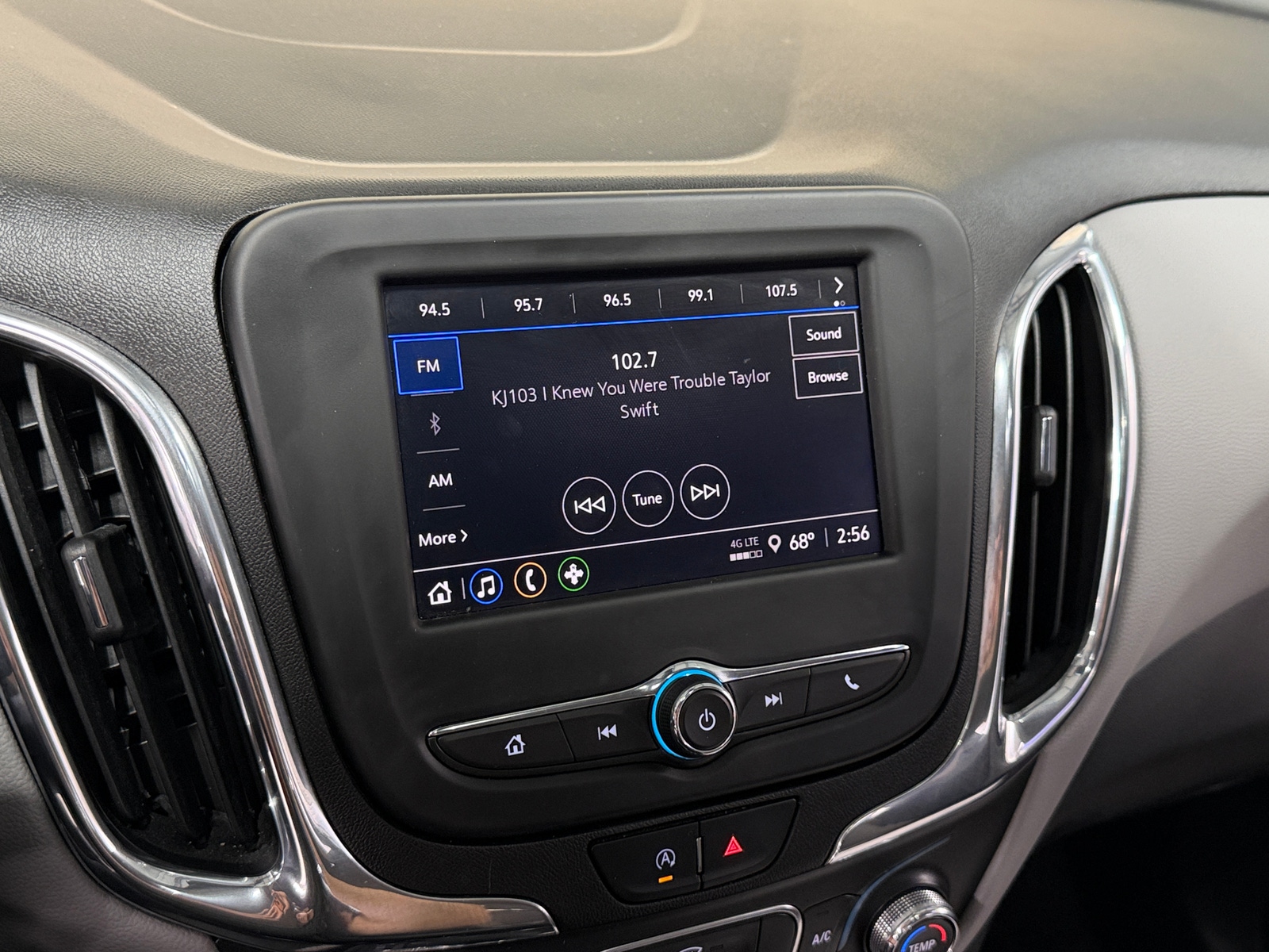 Thumbnail: 2022 Chevrolet Equinox - 4