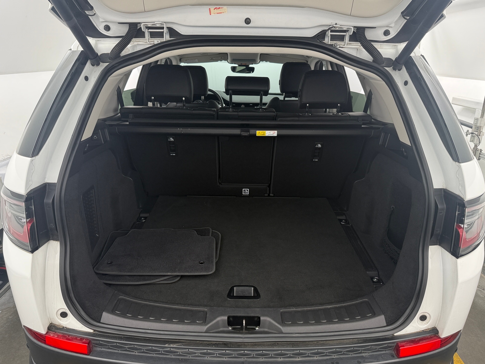 Thumbnail: 2023 Land Rover Discovery Sport - 6