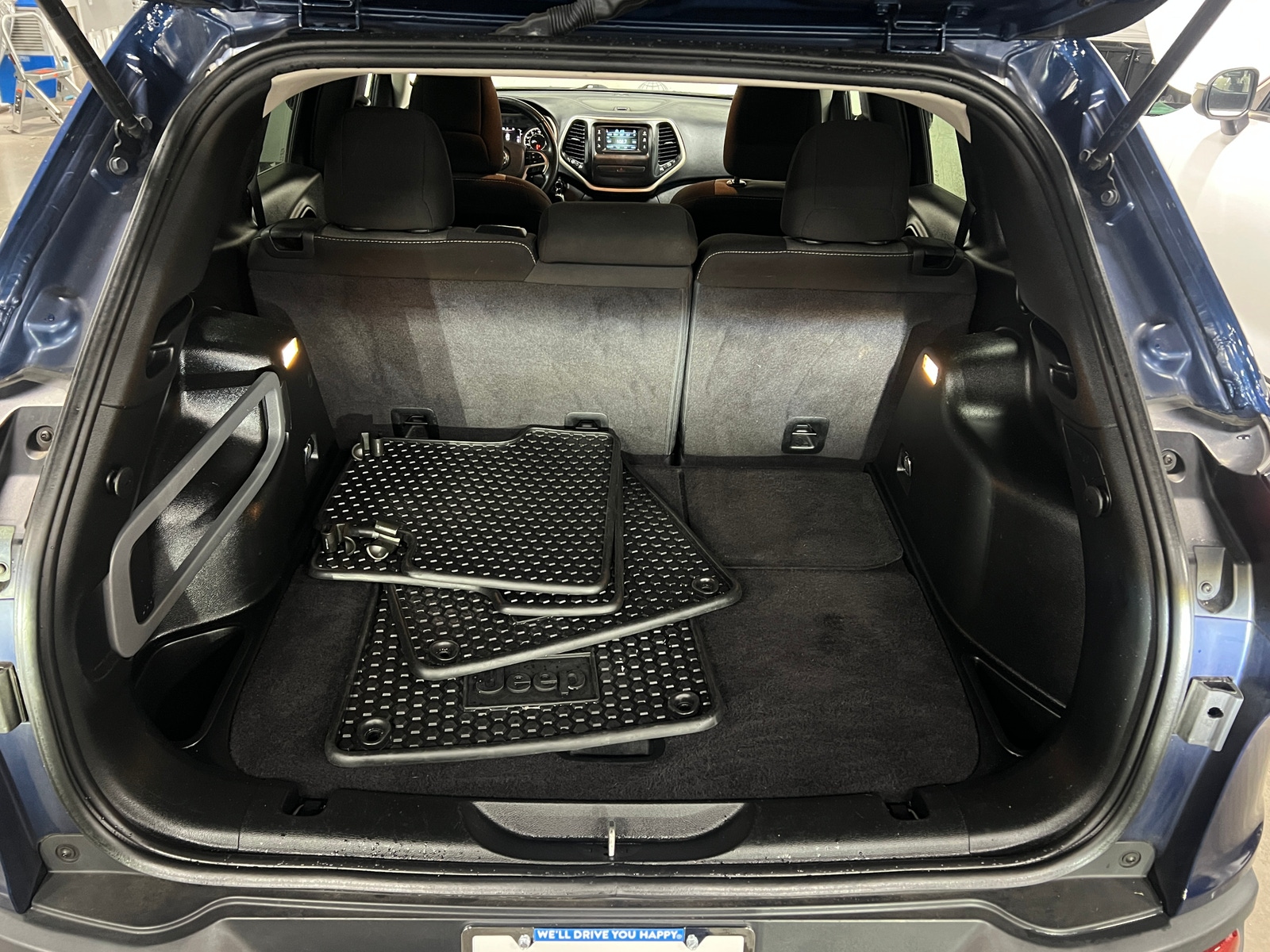 Thumbnail: 2018 Jeep Cherokee - 7