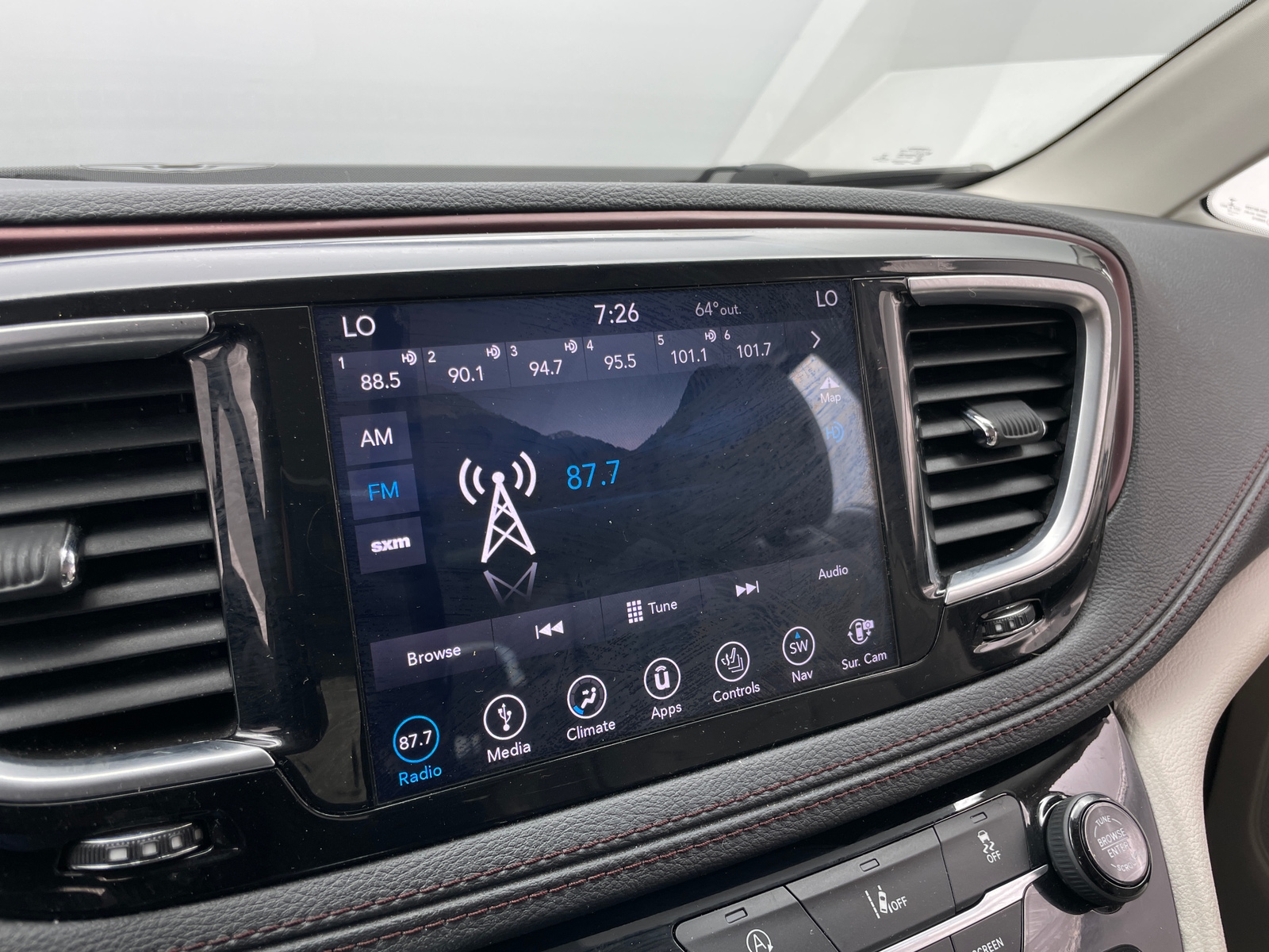 Thumbnail: 2018 Chrysler Pacifica - 3