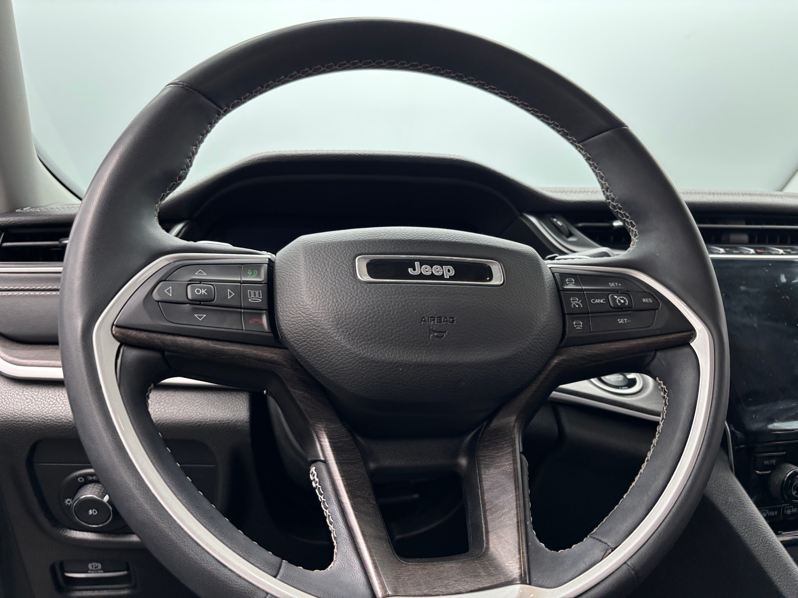 Thumbnail: 2023 Jeep Grand Cherokee L - 4