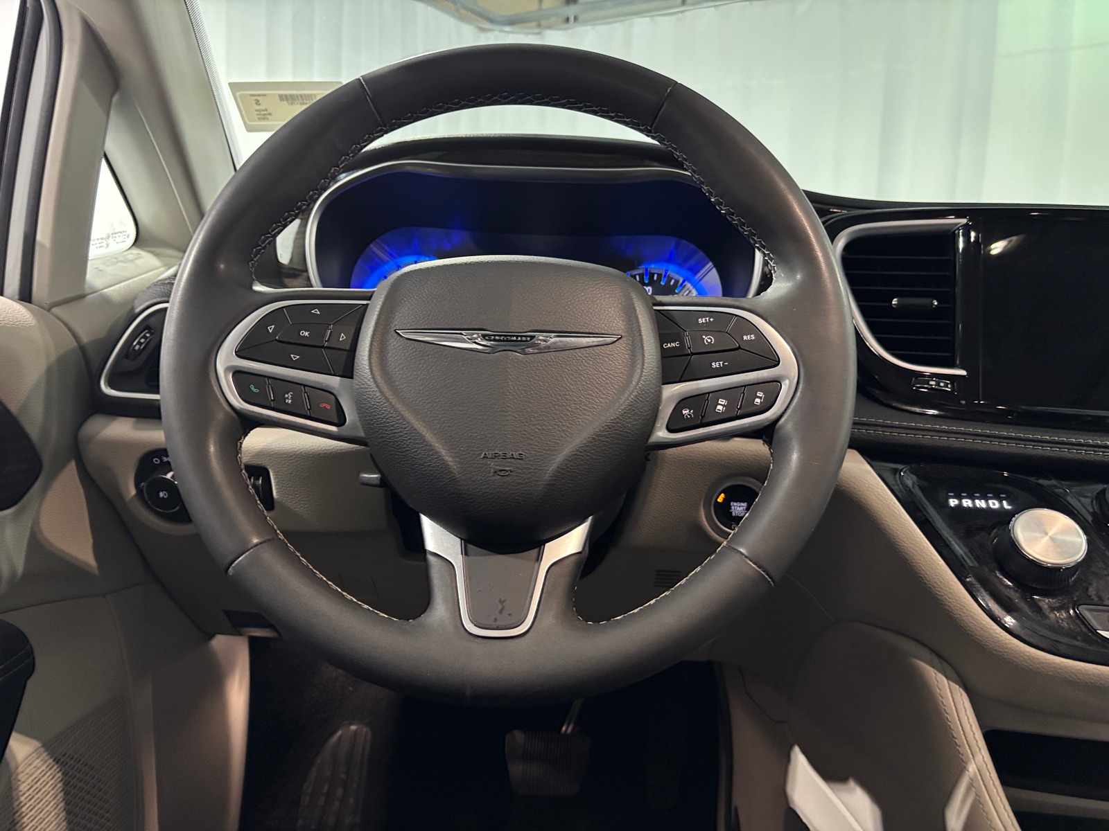 Thumbnail: 2023 Chrysler Pacifica - 4