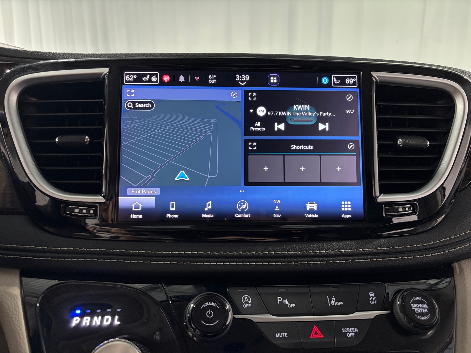Thumbnail: 2023 Chrysler Pacifica - 3