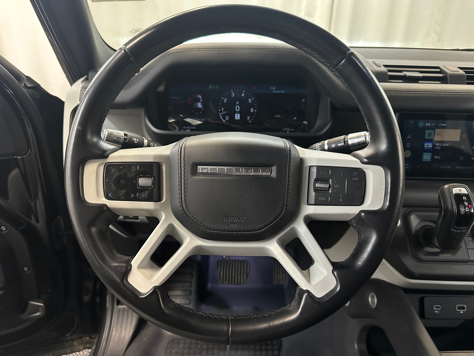 Thumbnail: 2020 Land Rover Defender - 4