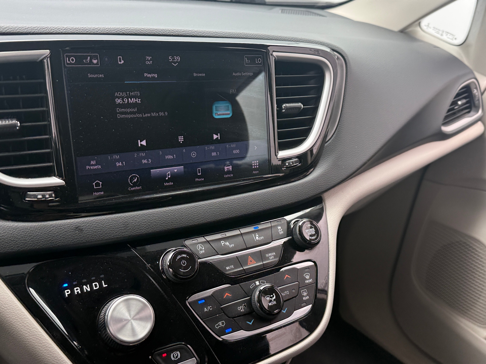 Thumbnail: 2023 Chrysler Pacifica - 3
