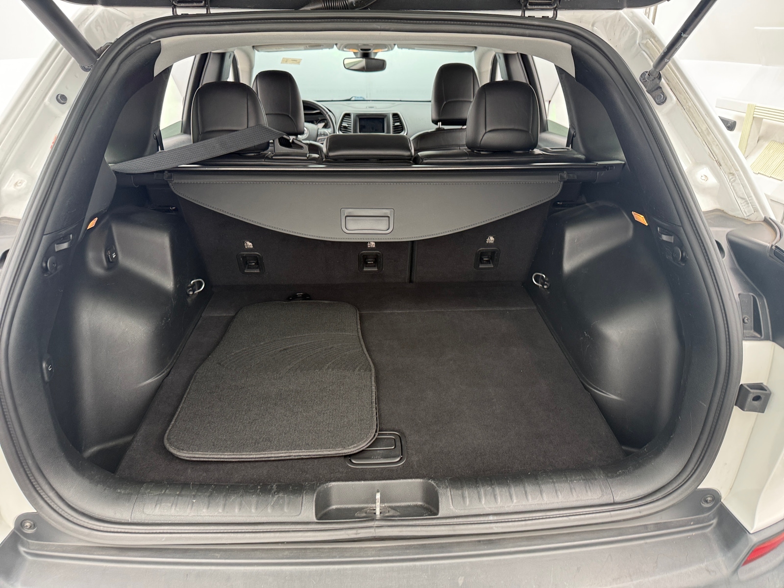 Thumbnail: 2019 Jeep Cherokee - 6