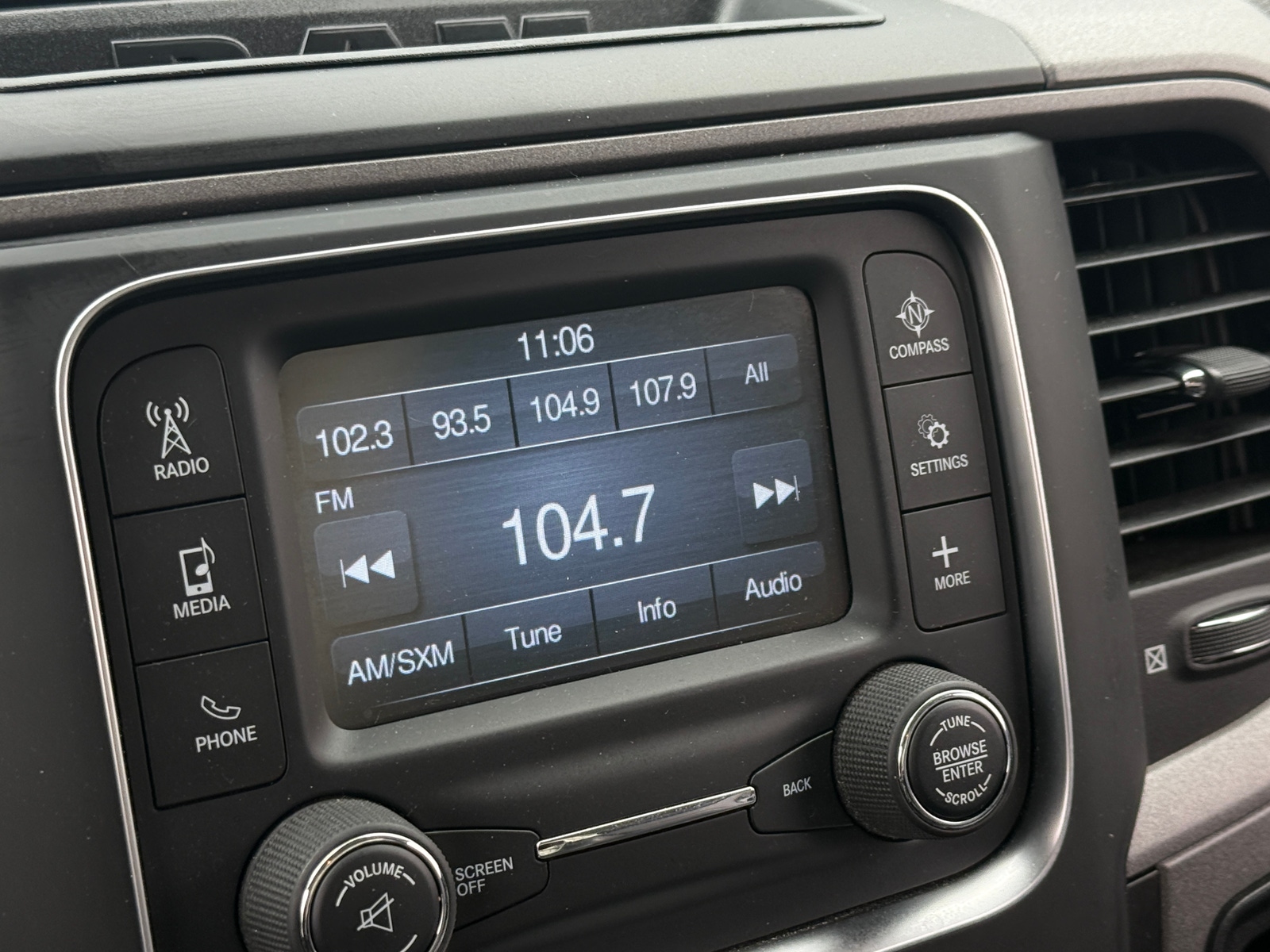 Thumbnail: 2019 RAM 1500 Classic - 3