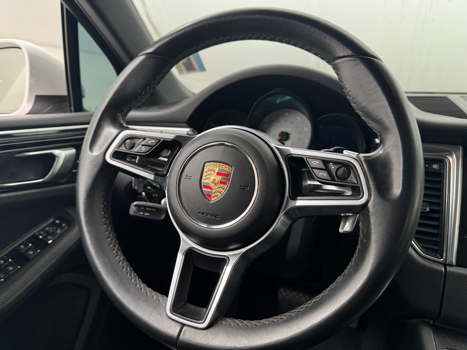 Thumbnail: 2015 Porsche Macan - 4