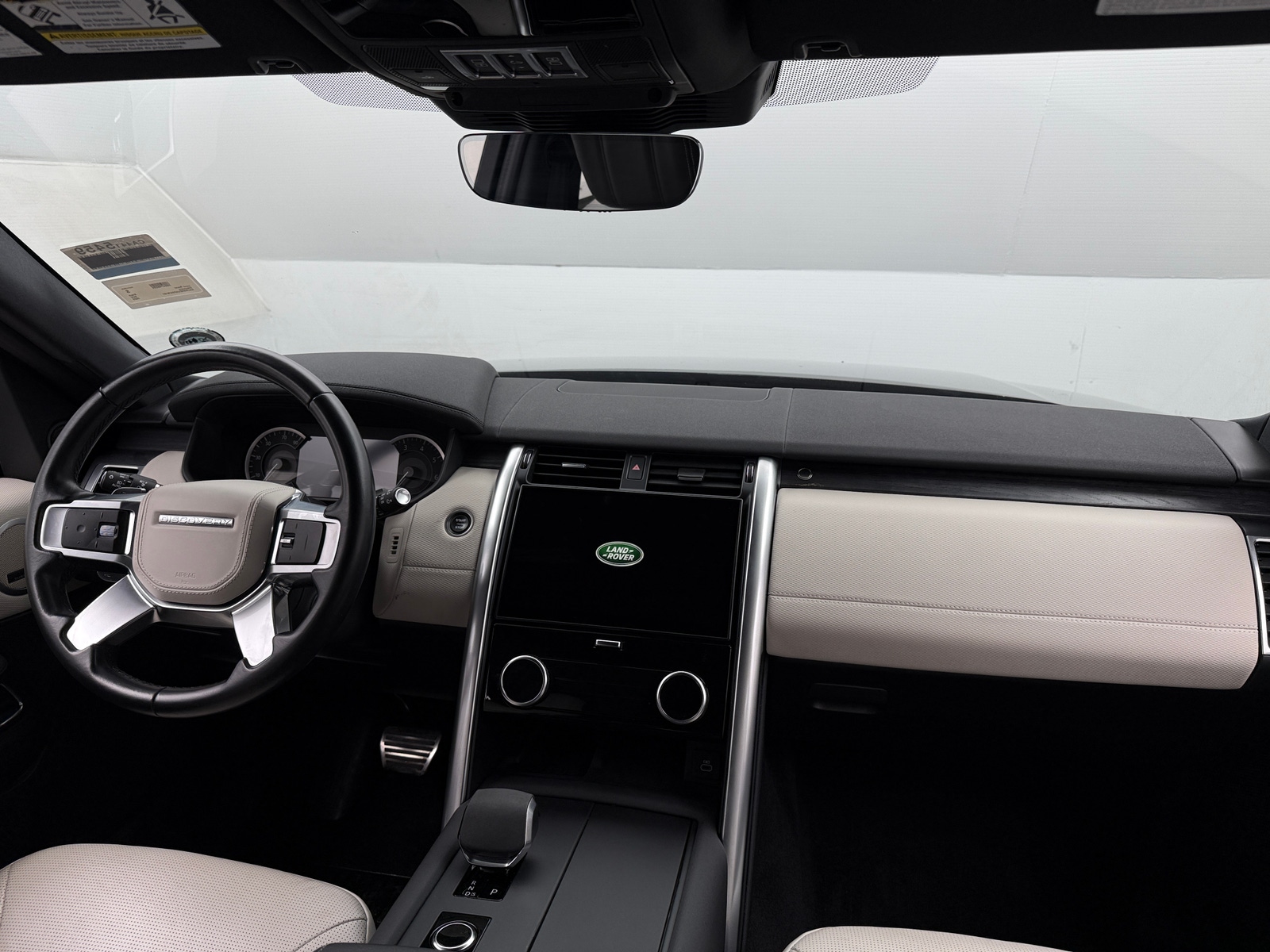 Thumbnail: 2023 Land Rover Discovery - 2