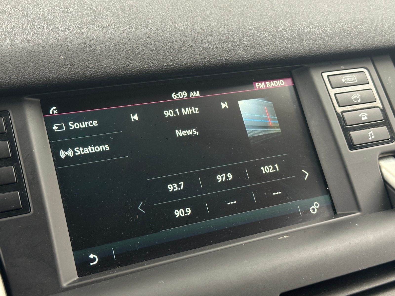 Thumbnail: 2019 Land Rover Discovery Sport - 3