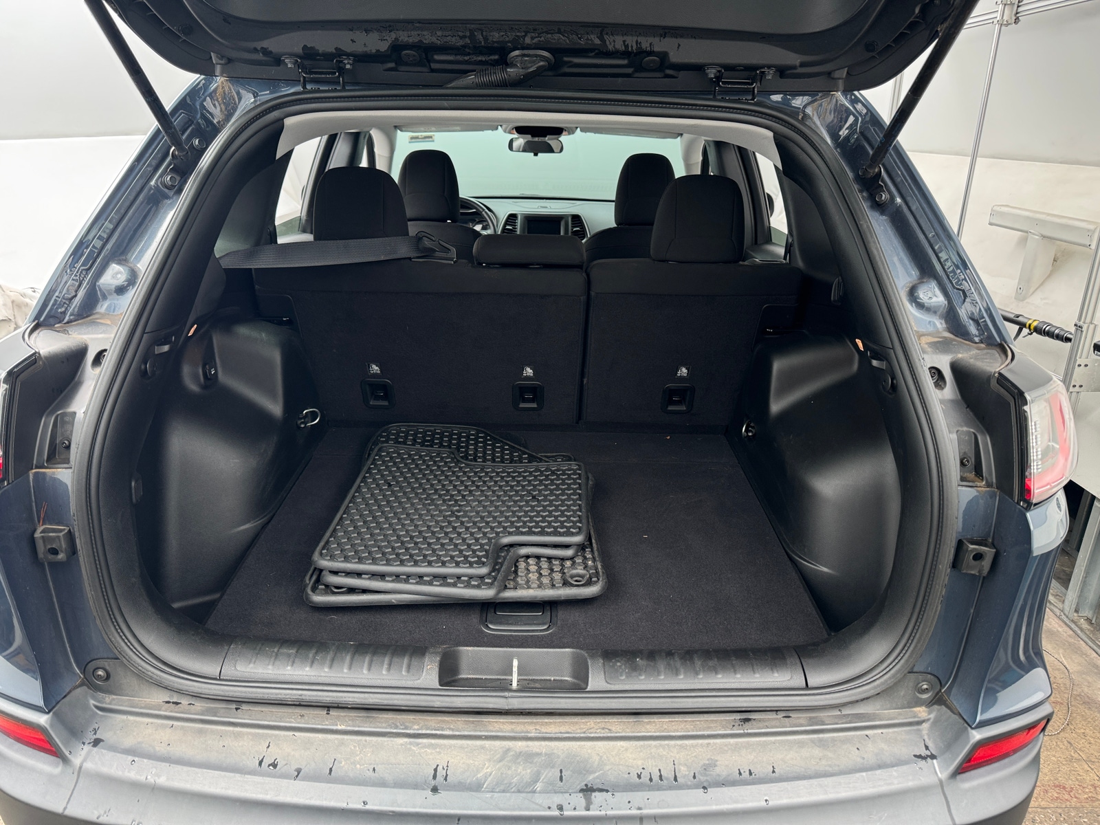 Thumbnail: 2019 Jeep Cherokee - 7